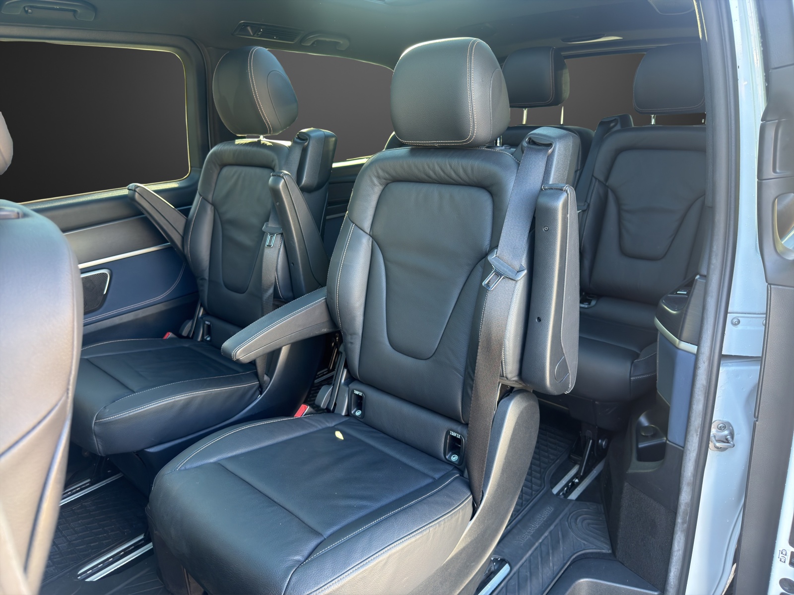 MERCEDES-BENZ EQV 300 Avantgarde lang-image-8