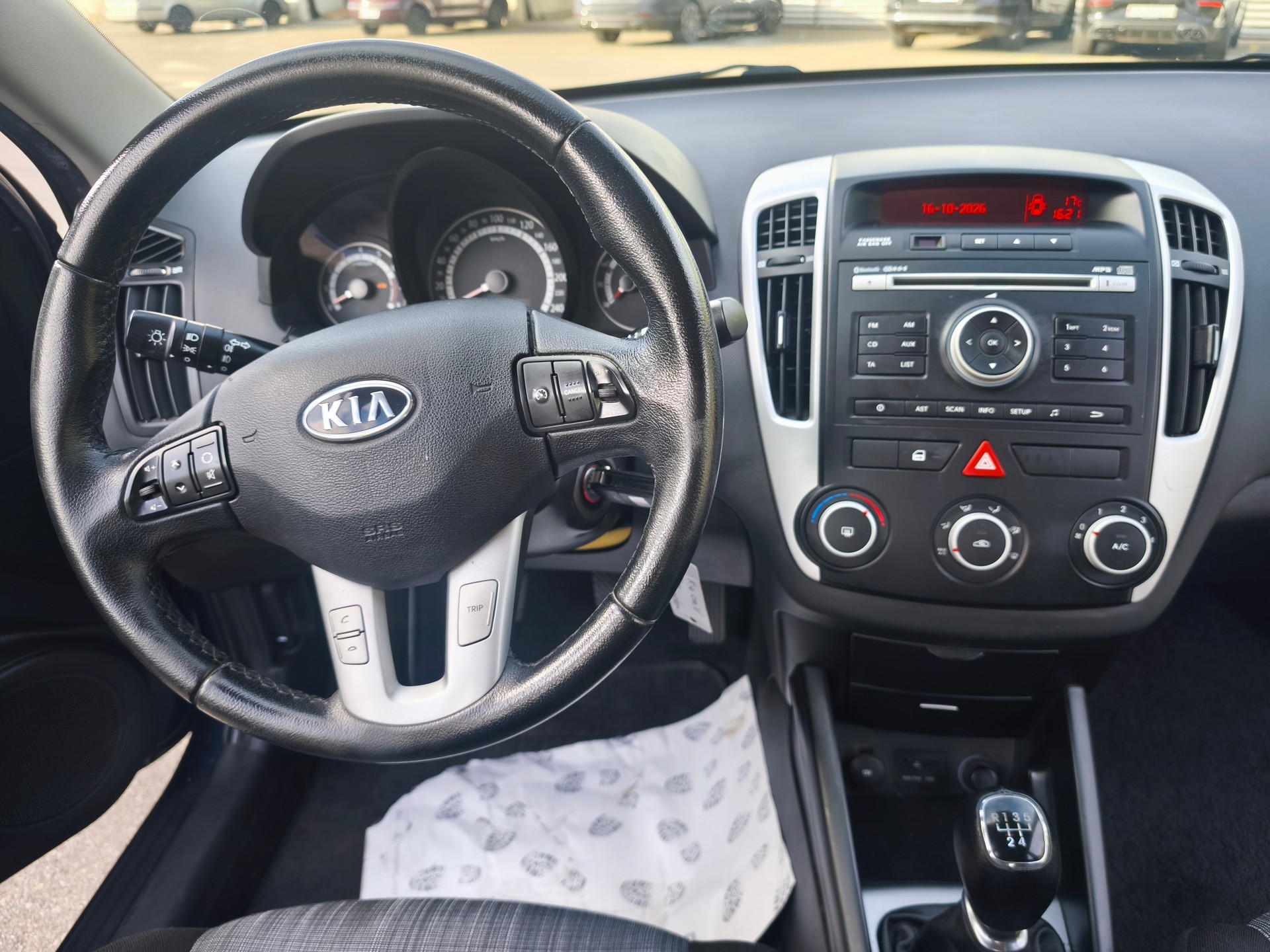 KIA Cee'd Sporty Wagon 1.6 16V Trend-image-8