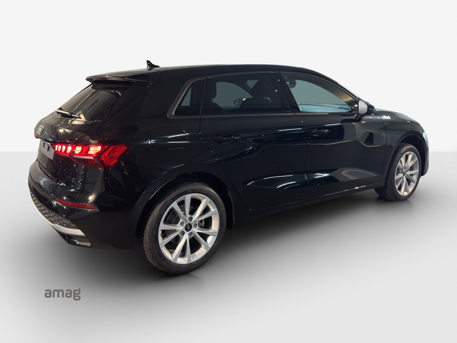 AUDI A3 Sportback 40 TFSI e Attraction S-tronic-image-4