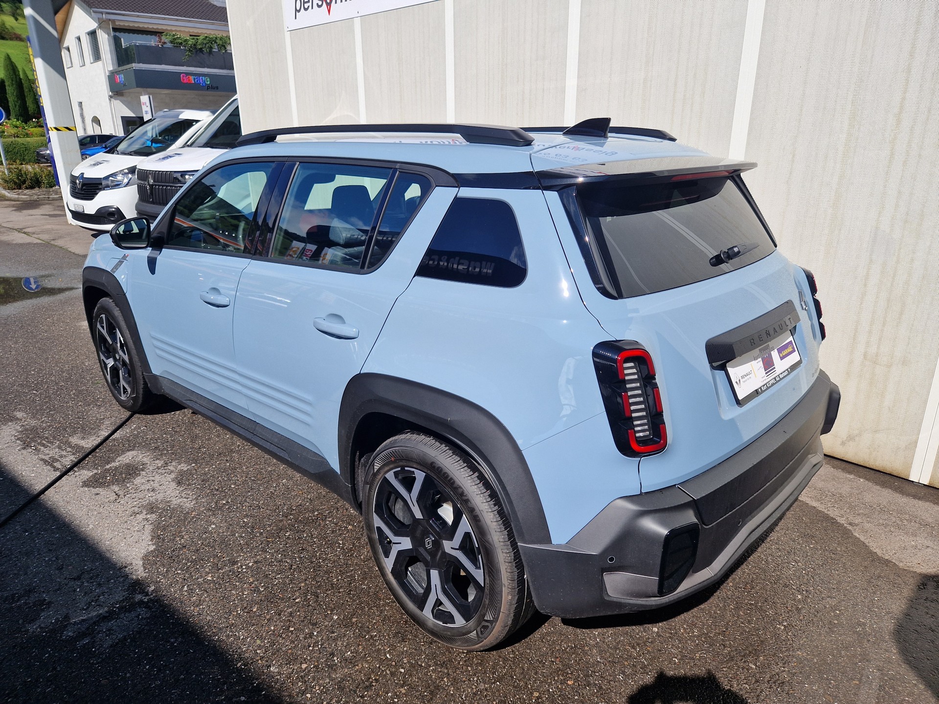 RENAULT 4 E-TECH Comfort Range techno-showroom-element-2