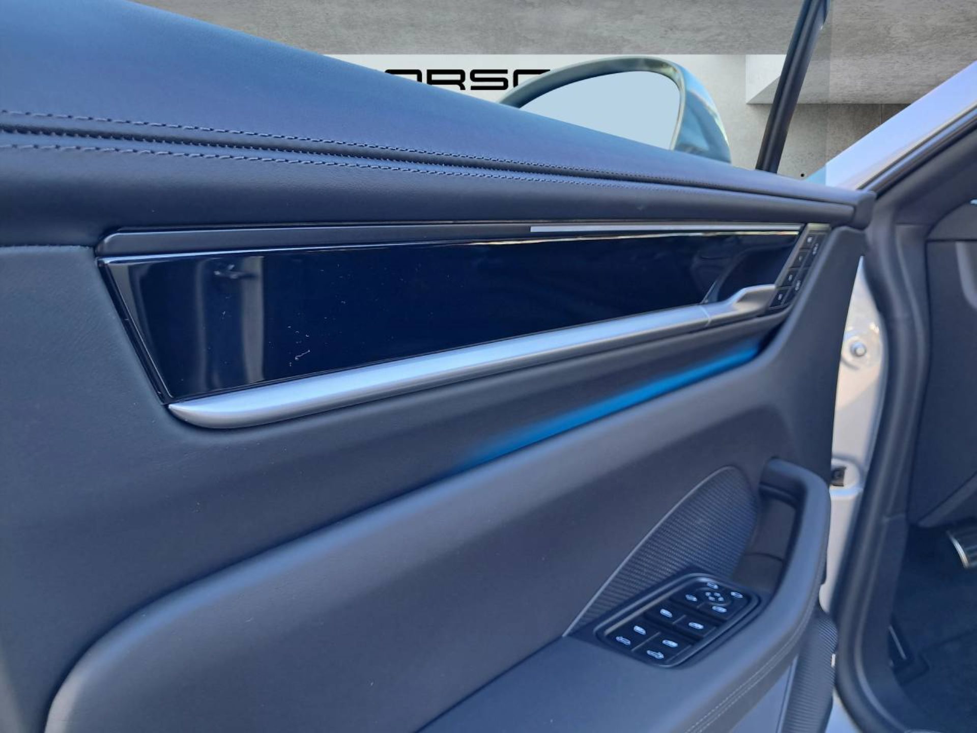 PORSCHE Macan 4-image-28