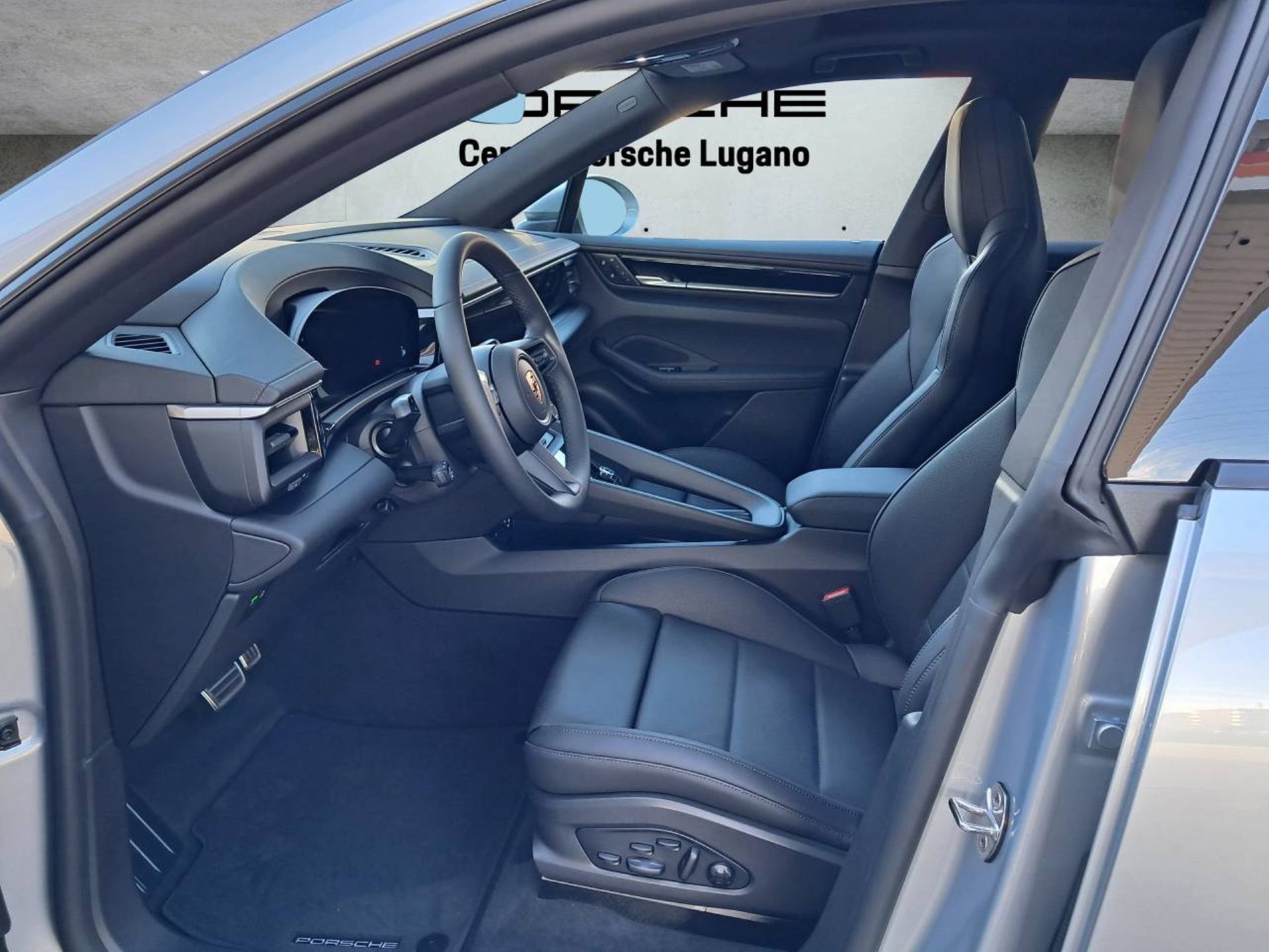 PORSCHE Macan 4-image-3