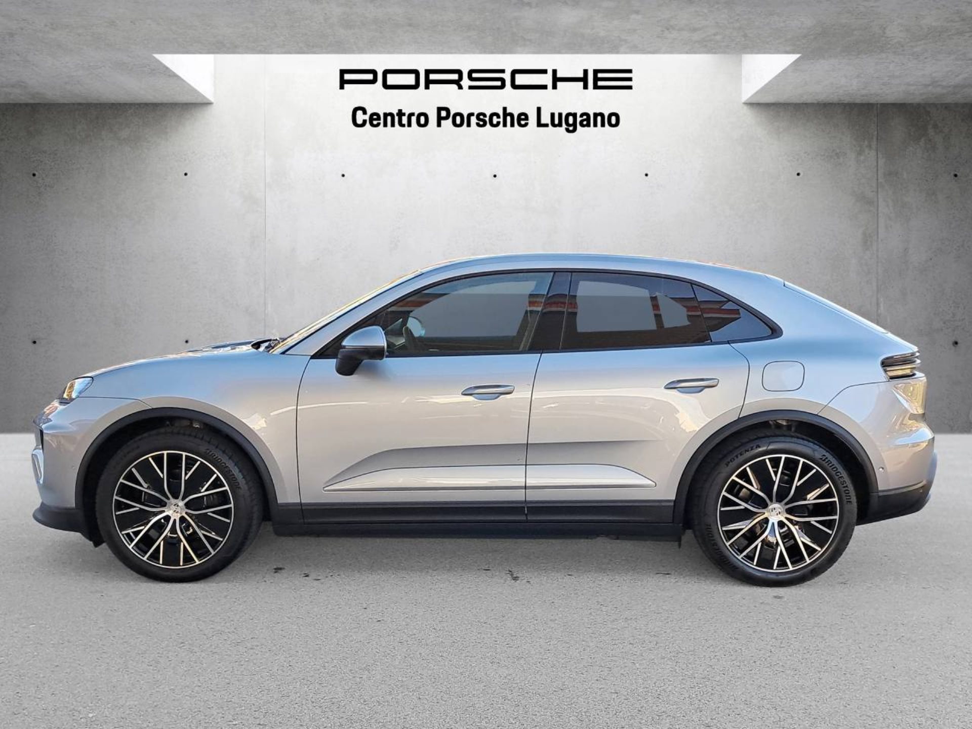 PORSCHE Macan 4-image-1