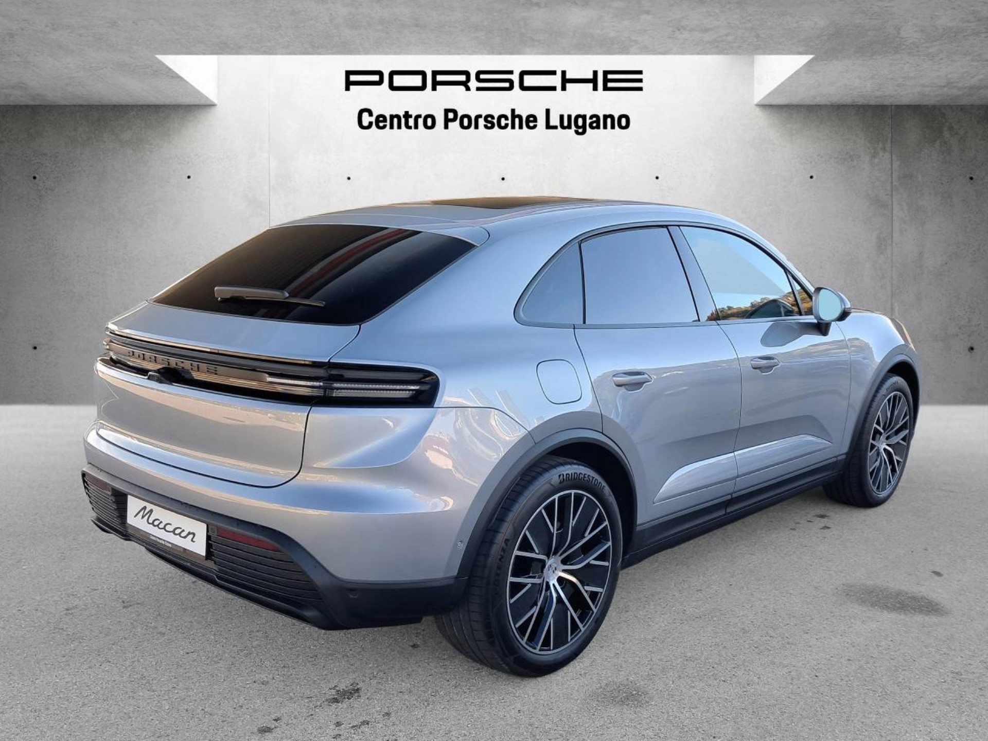 PORSCHE Macan 4-image-8