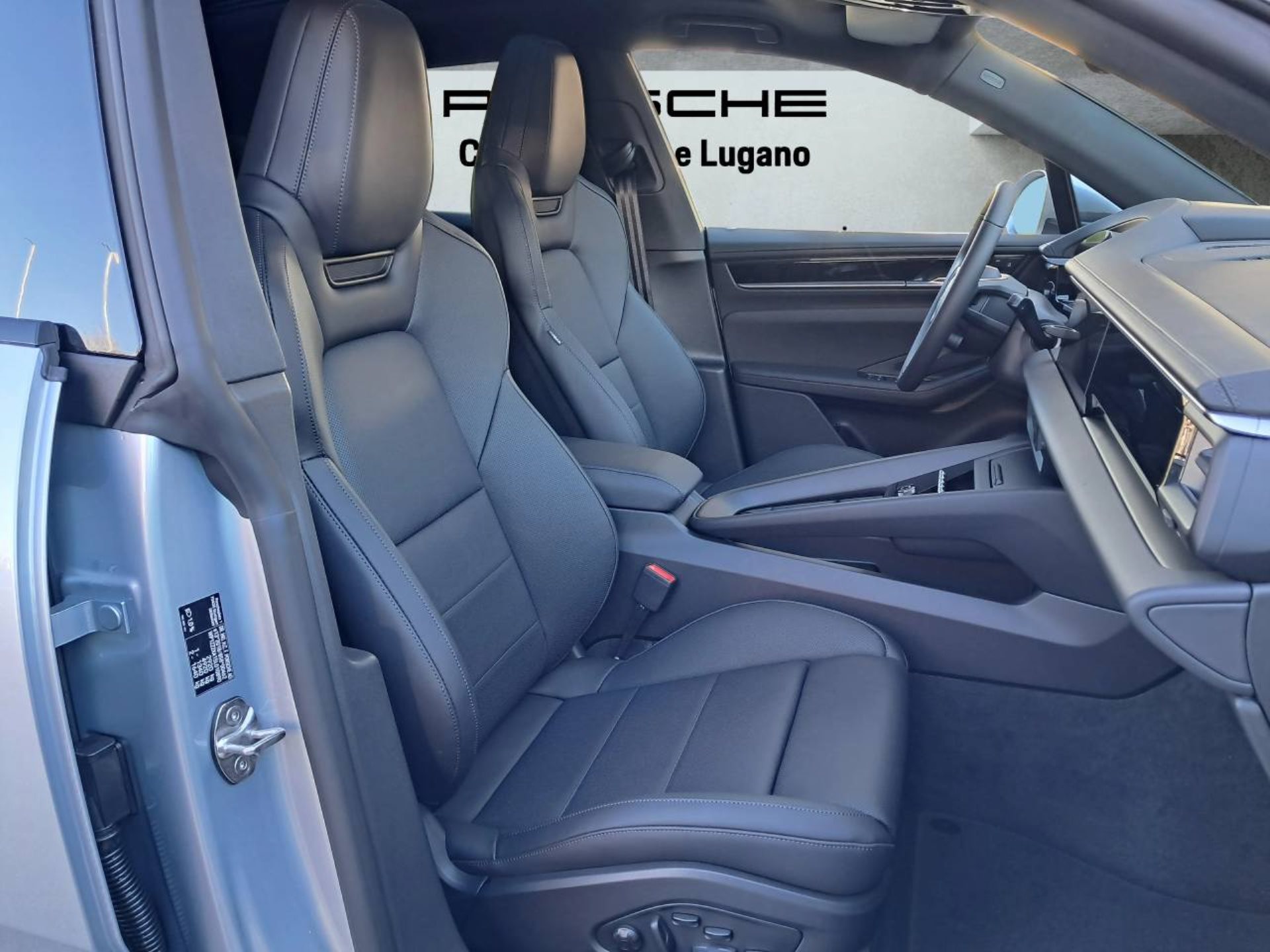 PORSCHE Macan 4-image-14
