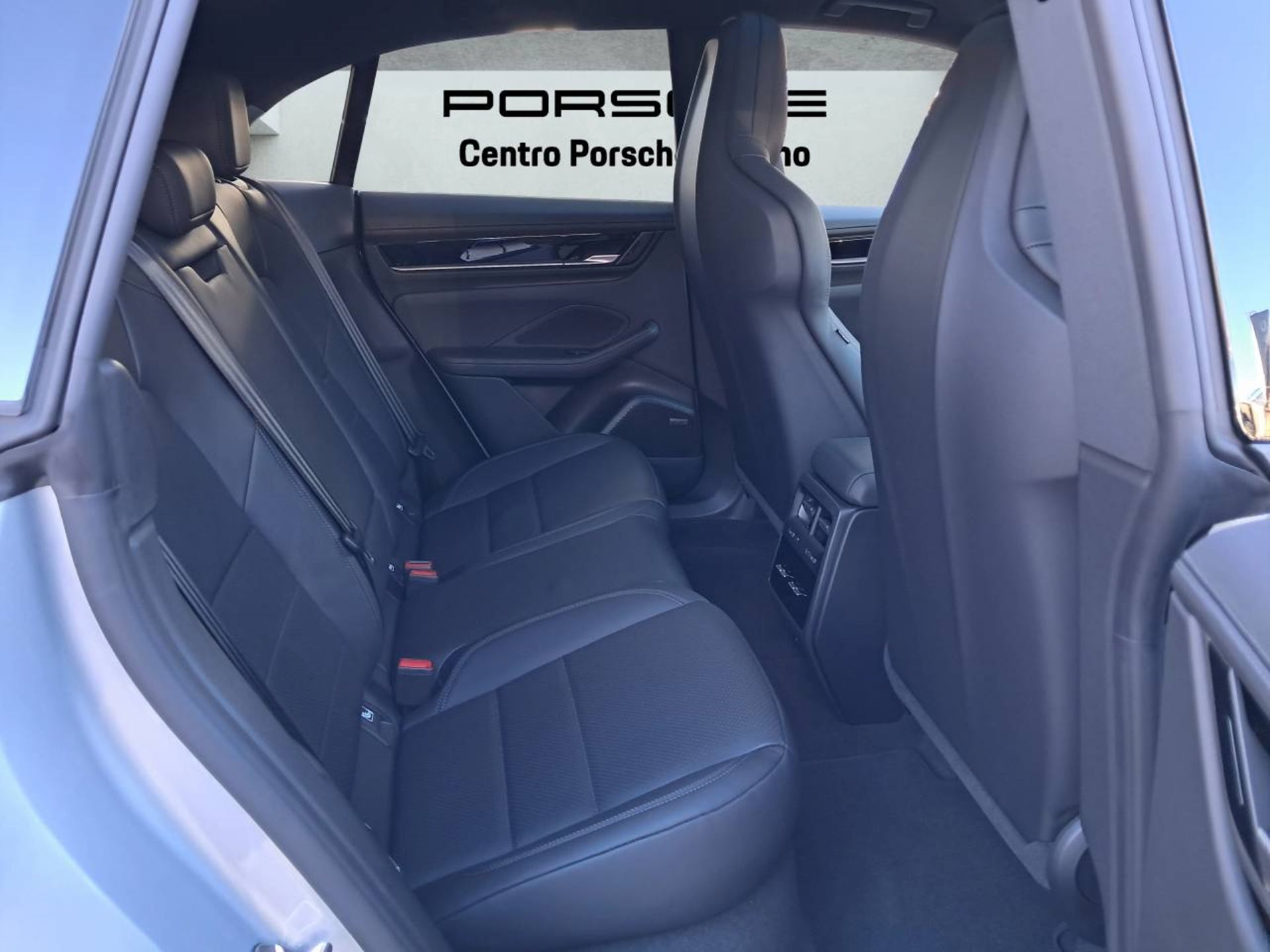 PORSCHE Macan 4-image-17