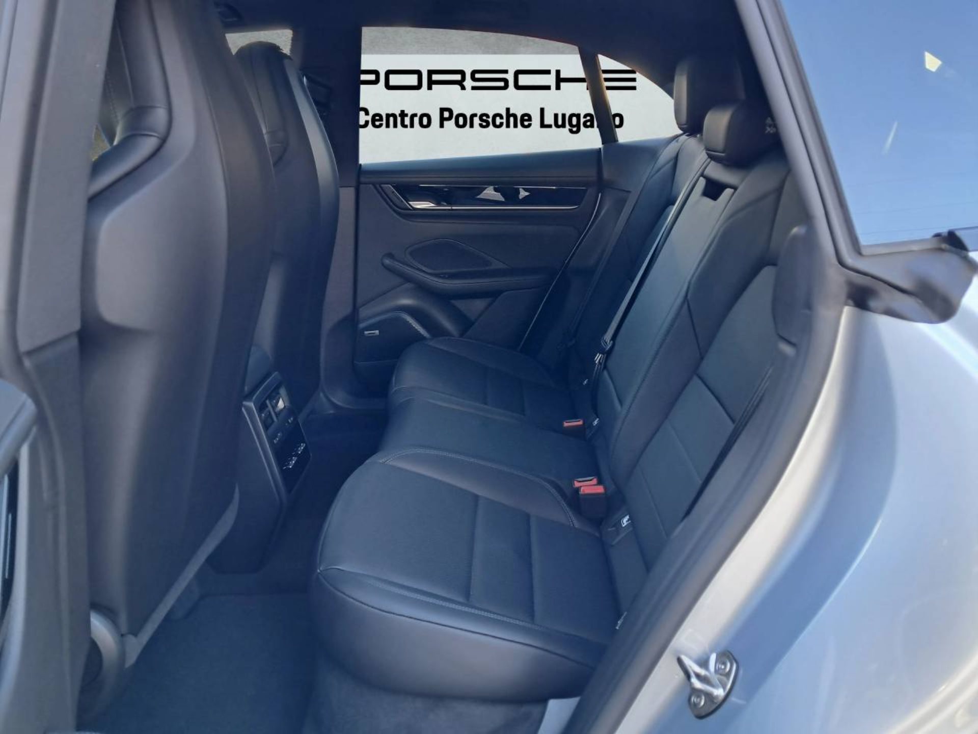 PORSCHE Macan 4-image-16