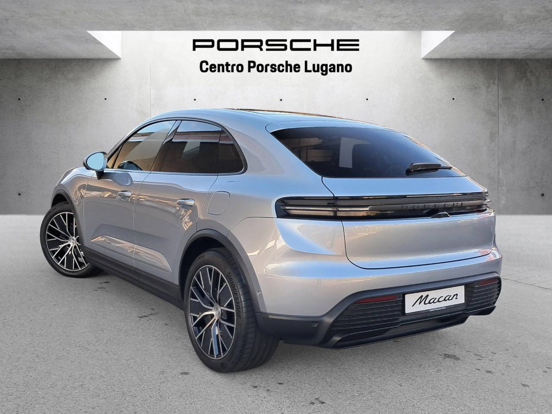 PORSCHE Macan 4-image-2