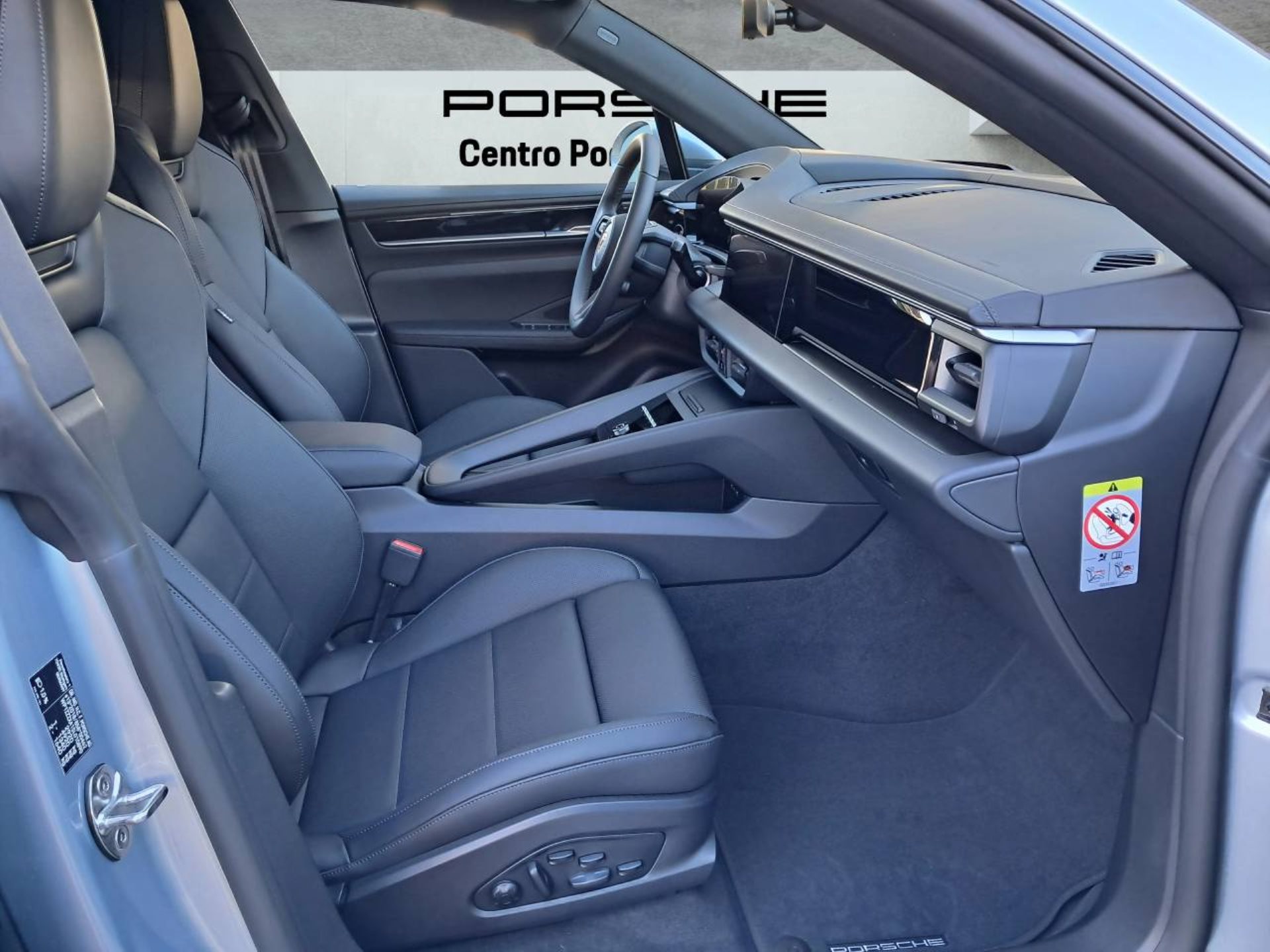 PORSCHE Macan 4-image-13
