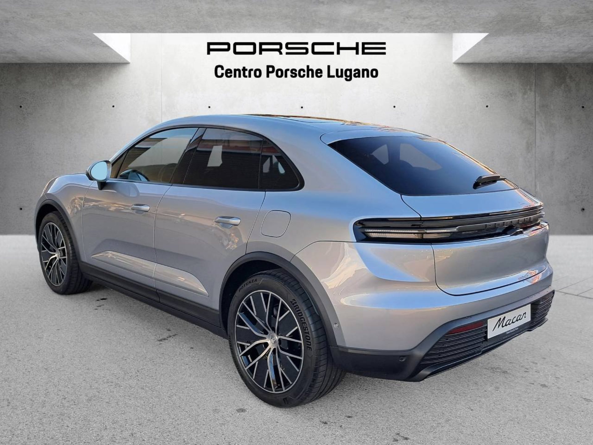 PORSCHE Macan 4-image-6