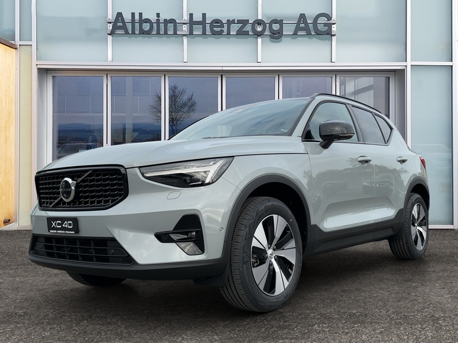 VOLVO XC40 2.0 B4 MH Plus Dark-image-0