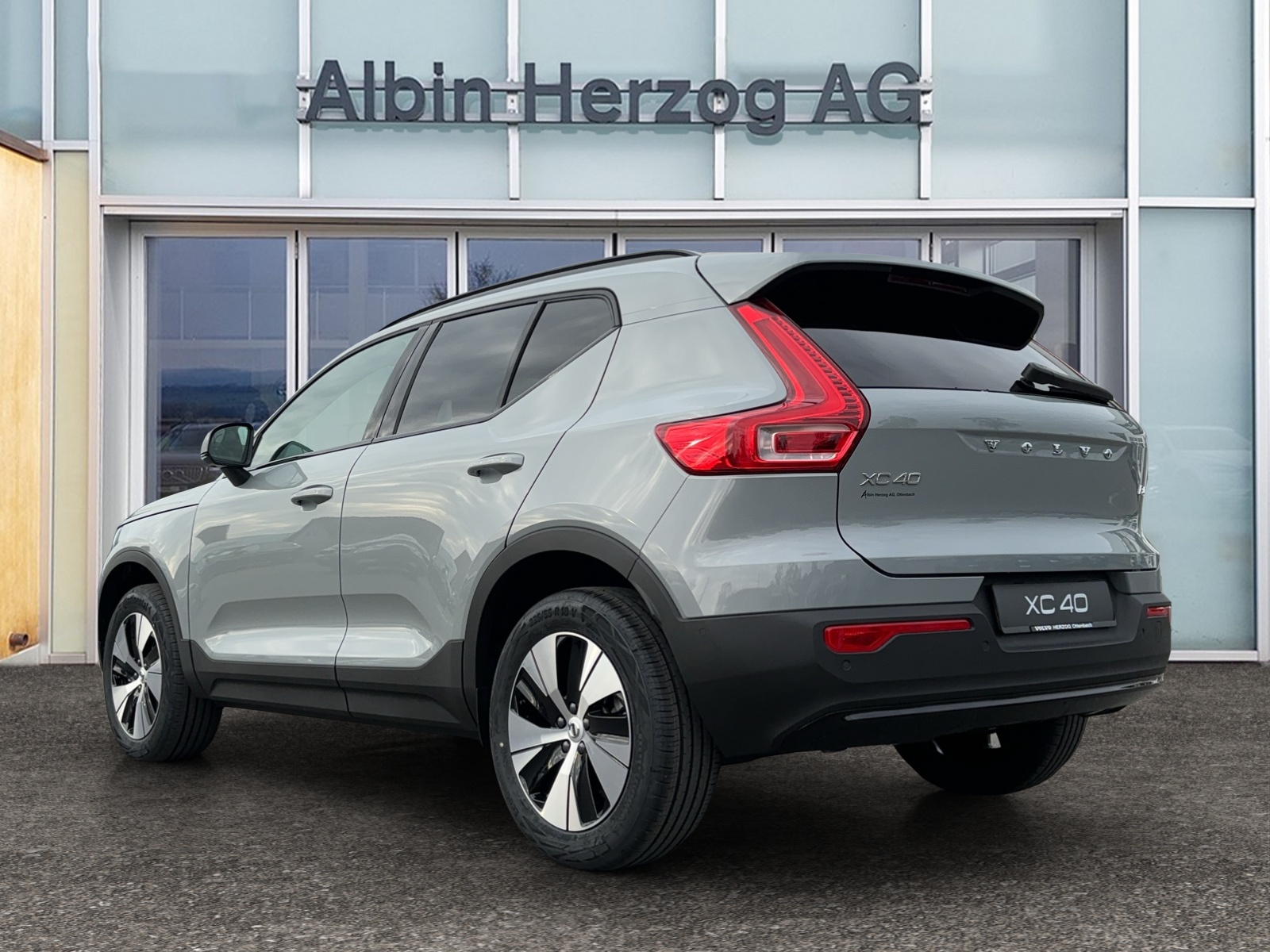 VOLVO XC40 2.0 B4 MH Plus Dark-image-2