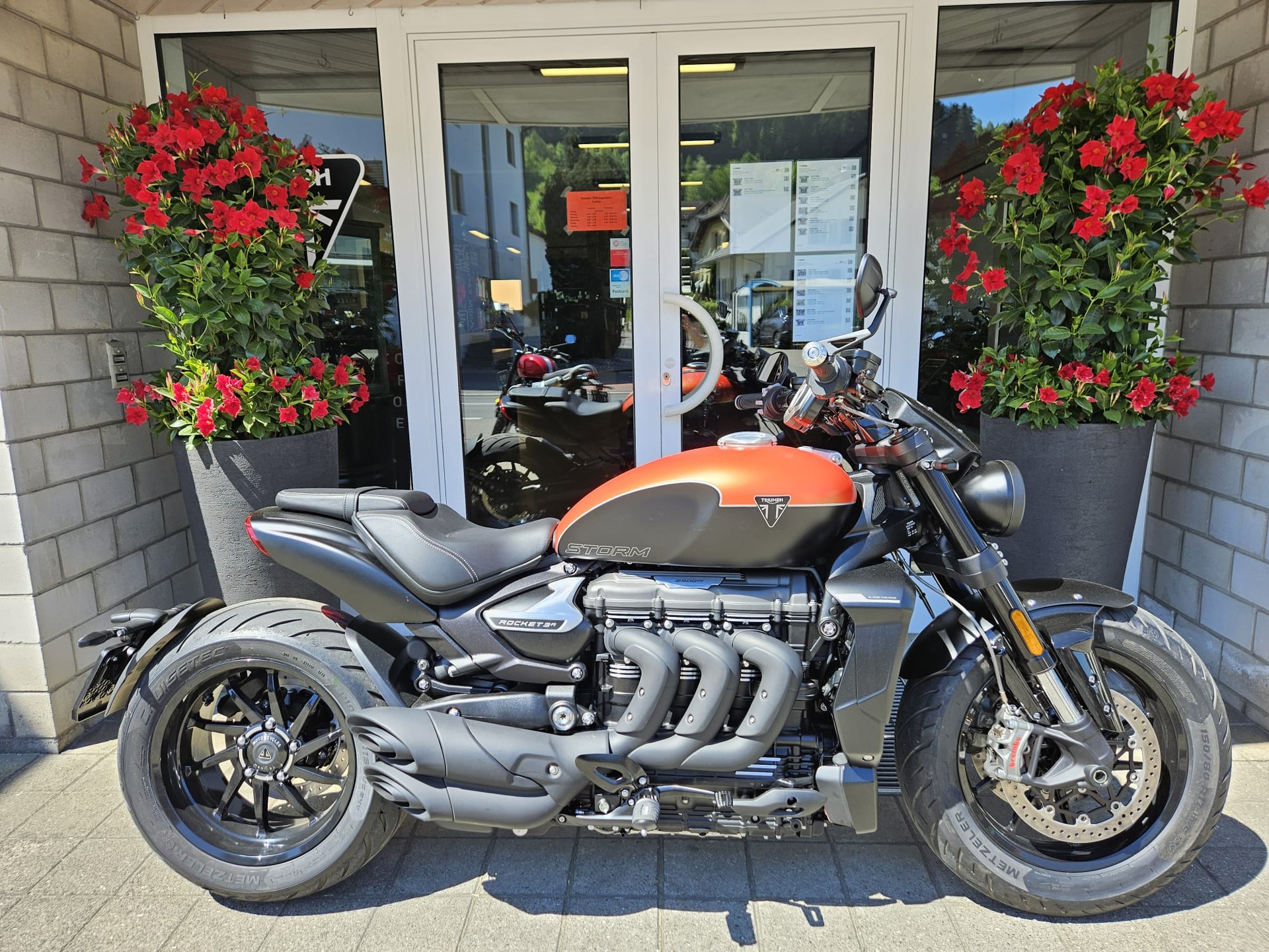 TRIUMPH Rocket 3 R Storm-showroom-element-1