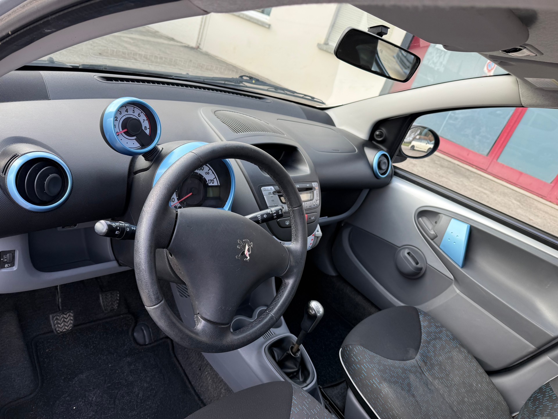 PEUGEOT 107 1.0 Swiss Edition-image-11