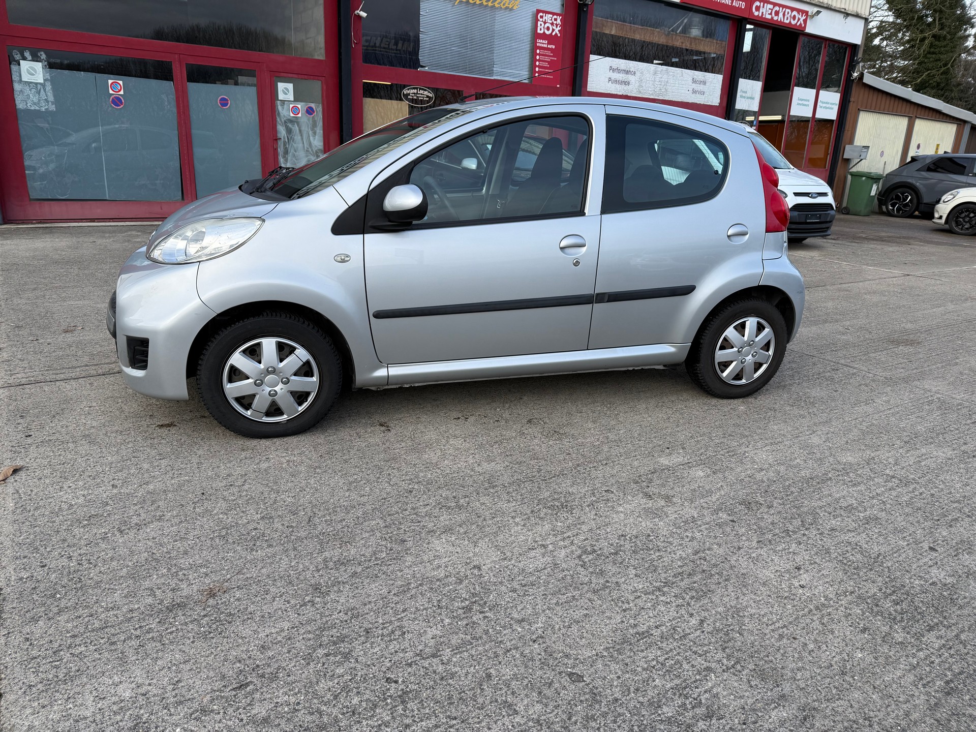 PEUGEOT 107 1.0 Swiss Edition-image-2