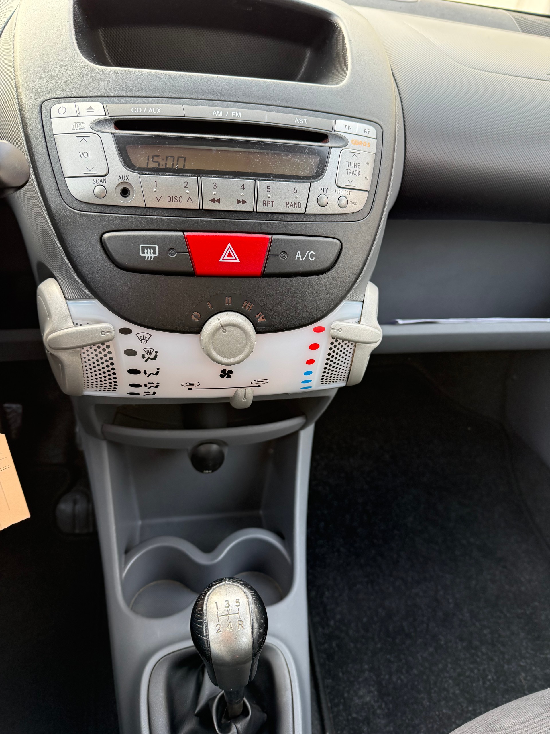 PEUGEOT 107 1.0 Swiss Edition-image-9