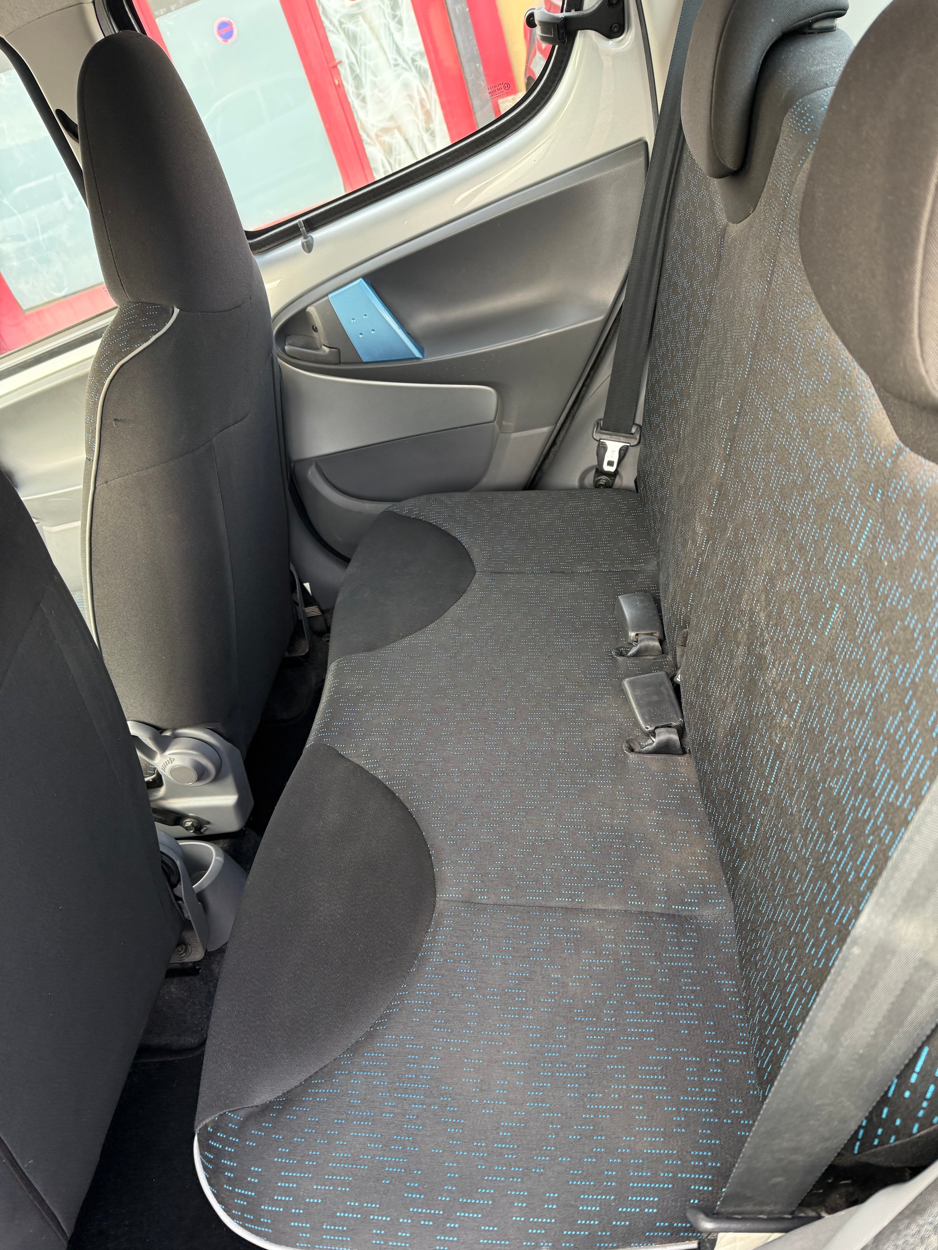 PEUGEOT 107 1.0 Swiss Edition-image-7