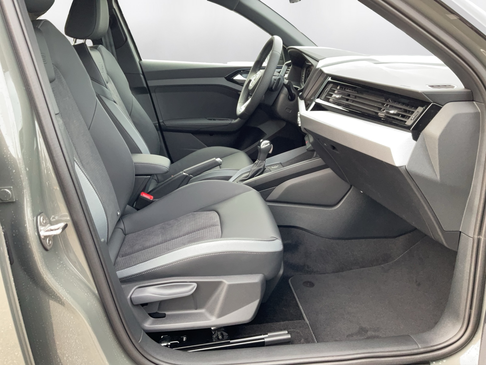 AUDI A1 Sportback 35 TFSI S Line S-tronic-image-13