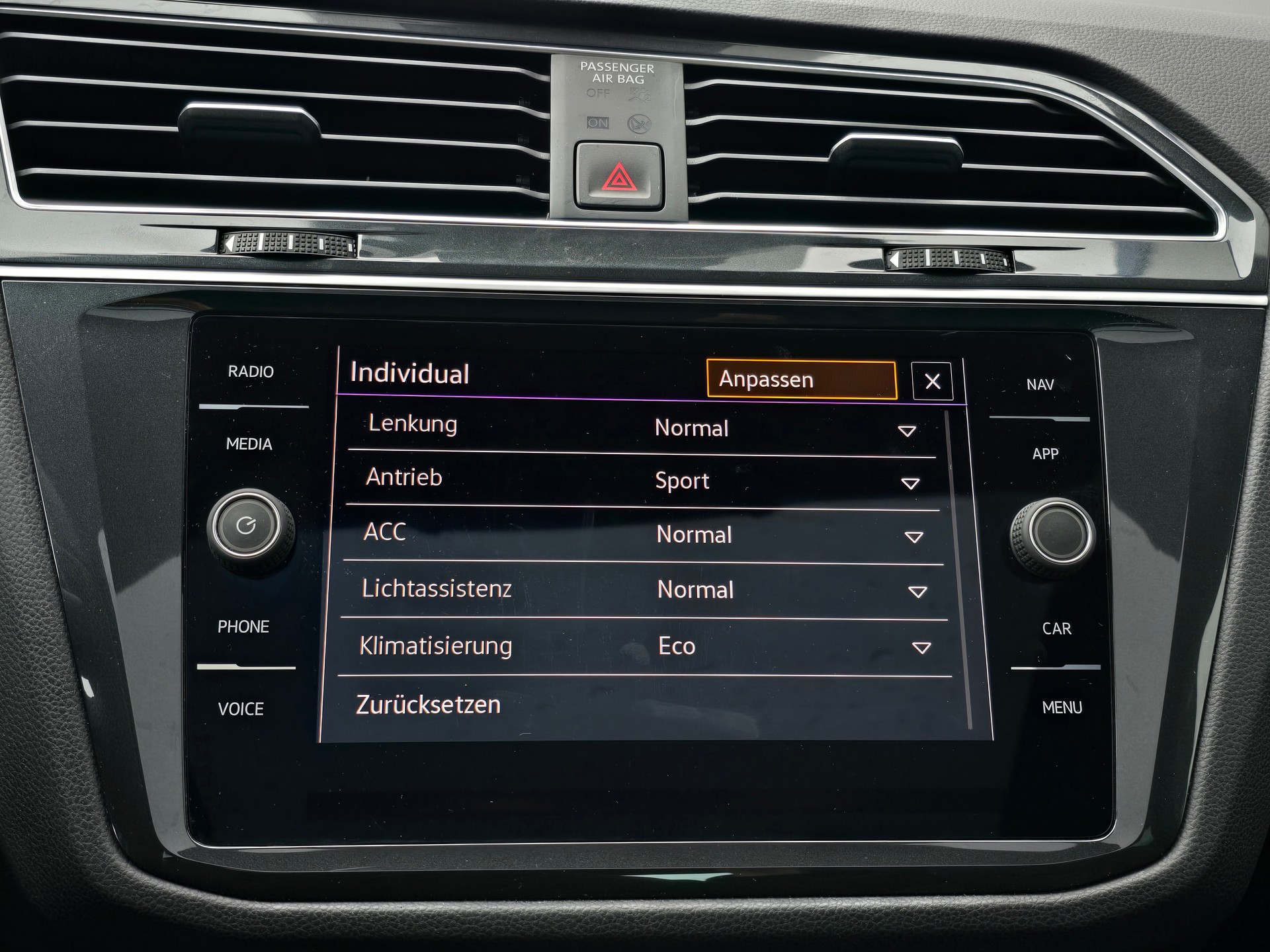 VW Tiguan 2.0 TDI SCR R-Line 4Motion DSG mit AHK-image-25