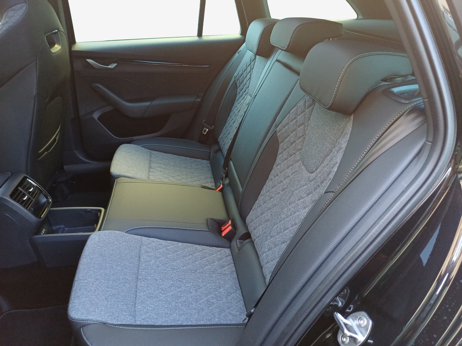 SKODA Octavia Combi 1.5 TSI mHEV DSG Sport Line-image-9