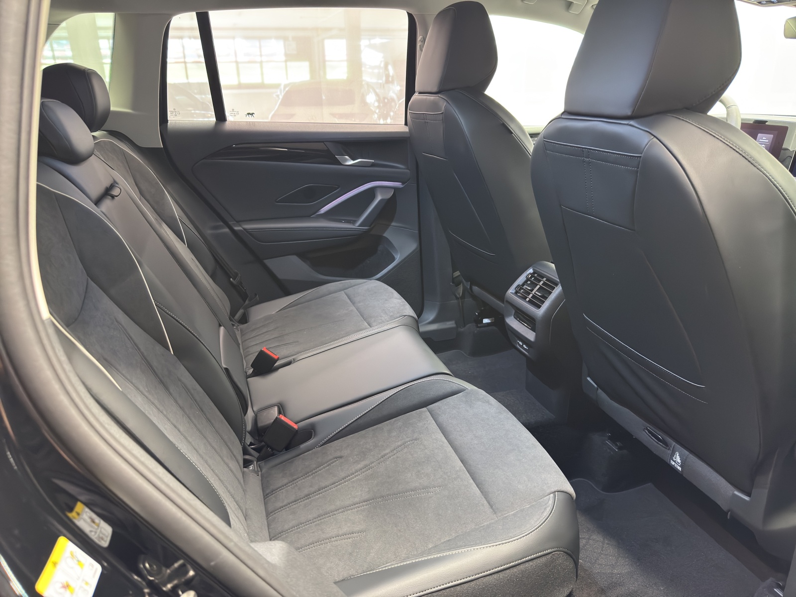 VW Tiguan 2.0 TDI SCR Elegance DSG 4motion-image-9