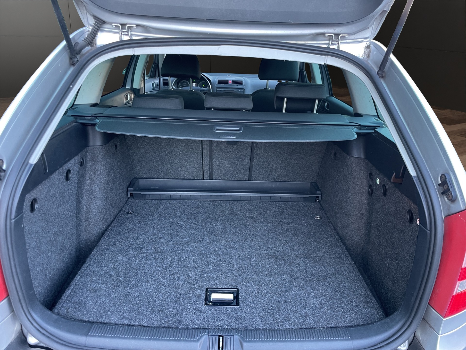 SKODA Octavia 2.0 FSI Elegance Tiptronic-image-13