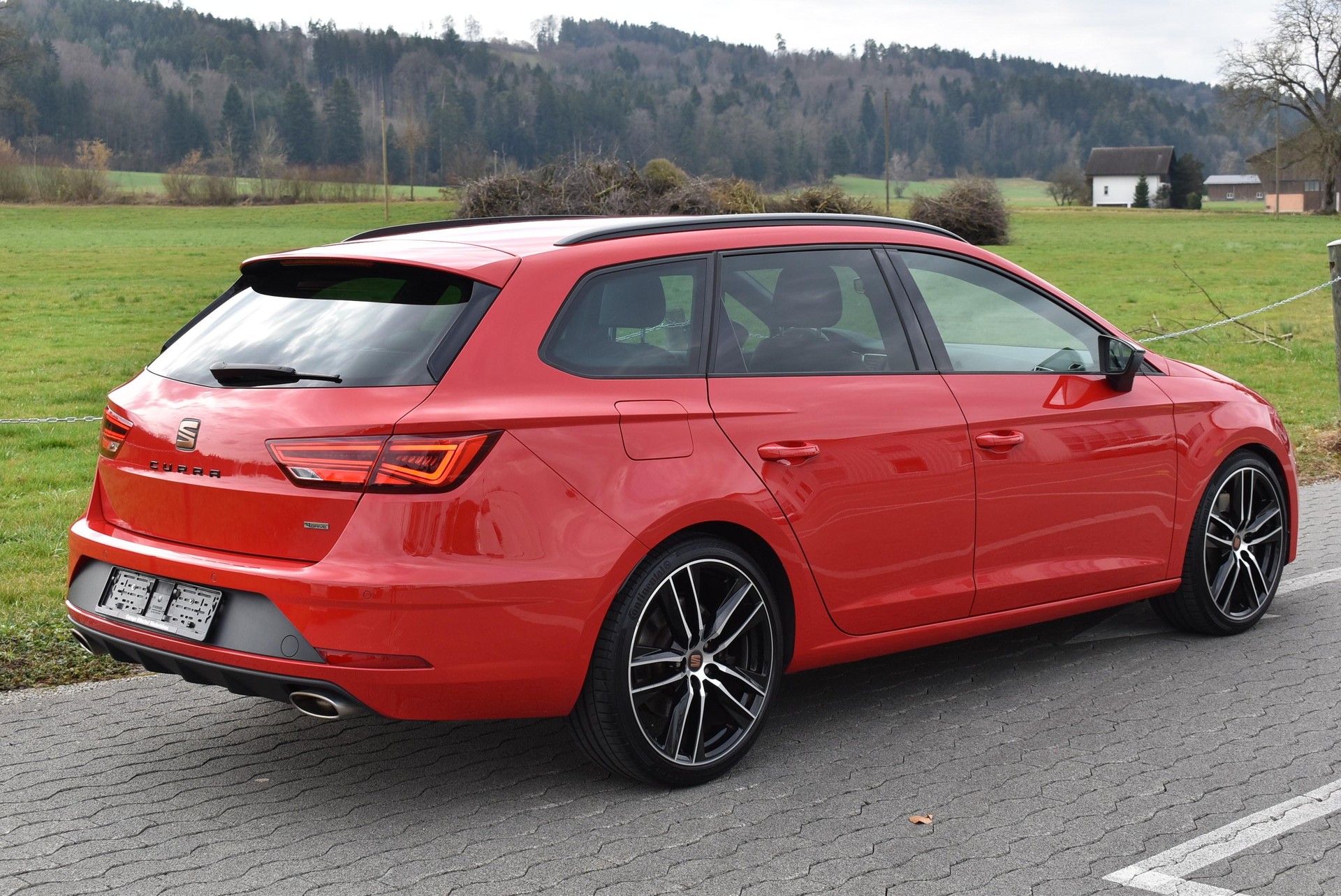 SEAT Leon ST 2.0 TSI 300 Cupra 4Drive DSG-image-4