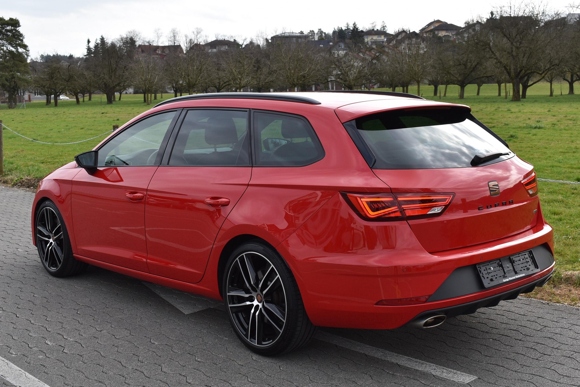 SEAT Leon ST 2.0 TSI 300 Cupra 4Drive DSG-image-2