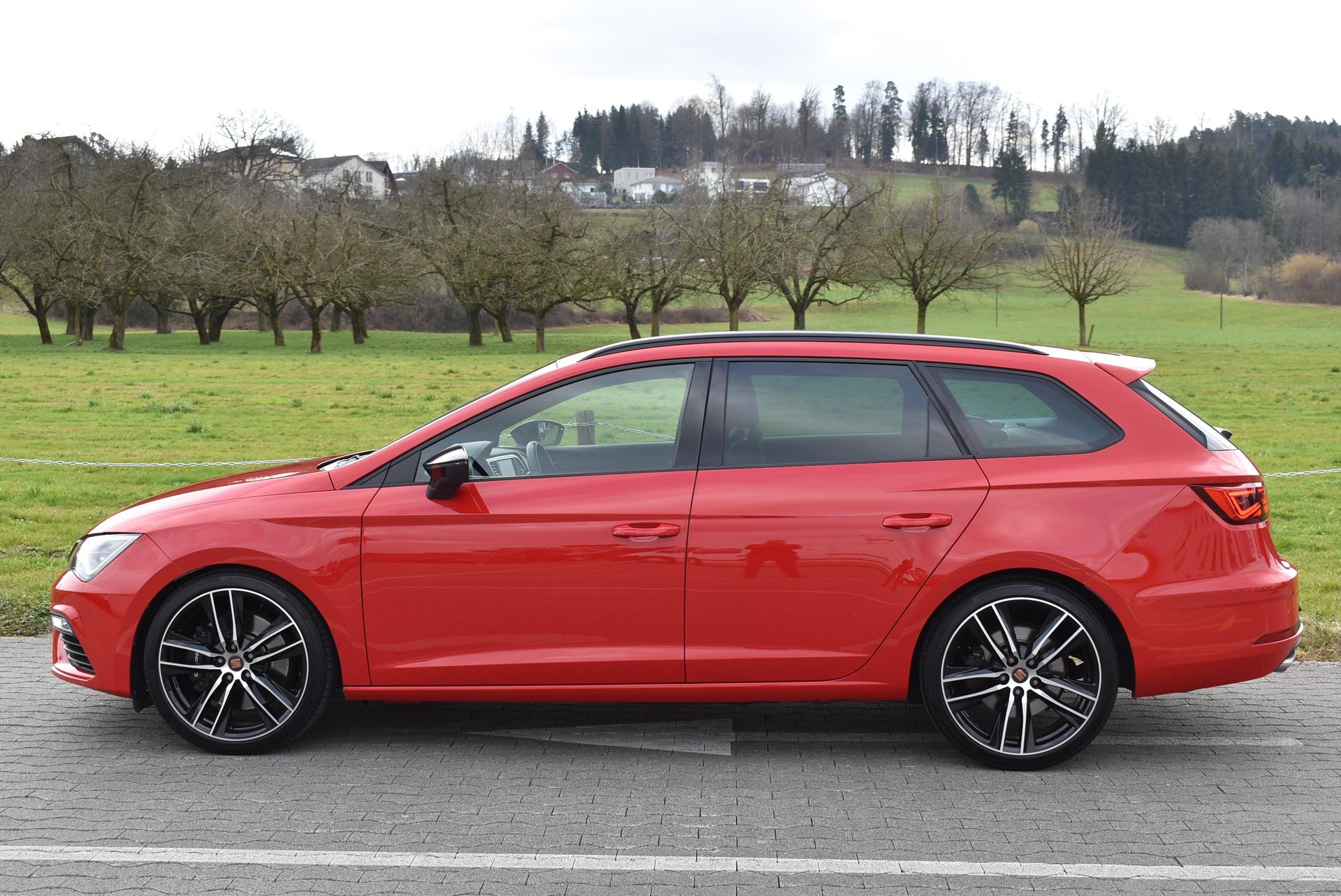 SEAT Leon ST 2.0 TSI 300 Cupra 4Drive DSG-image-1