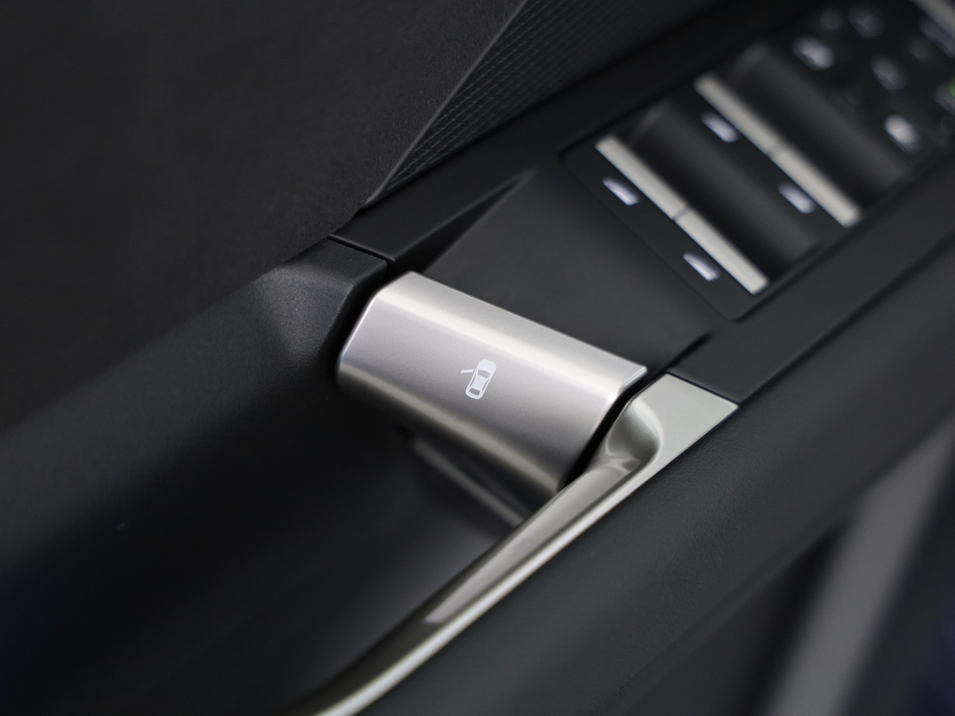 BMW iX3 50 xDrive-image-10