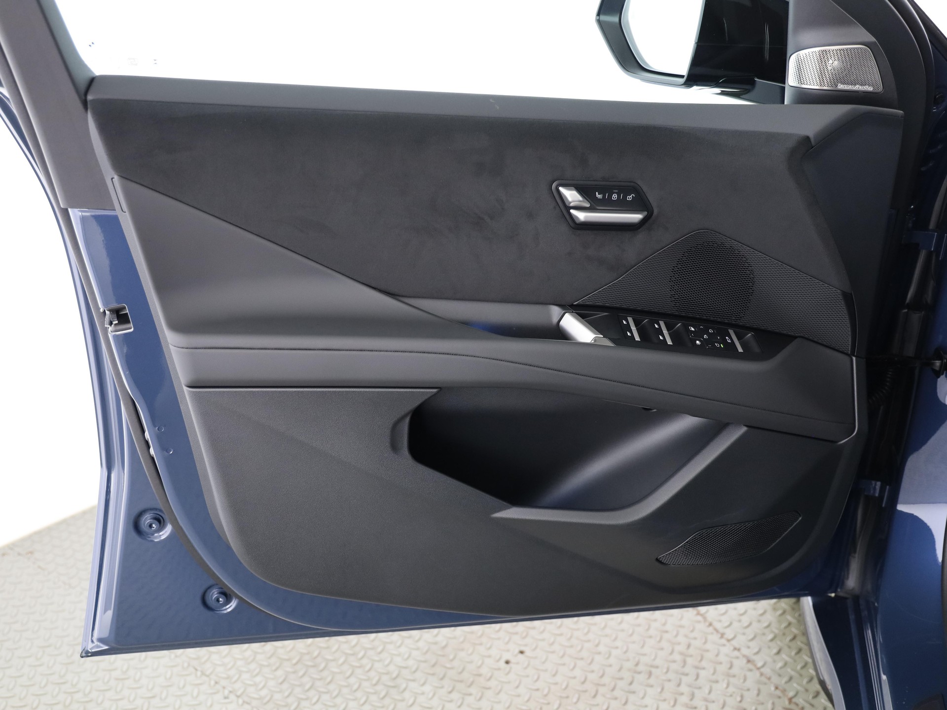 BMW iX3 50 xDrive-image-9