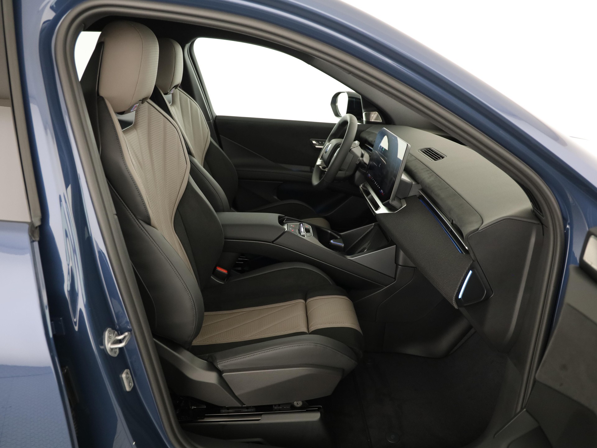 BMW iX3 50 xDrive-image-15
