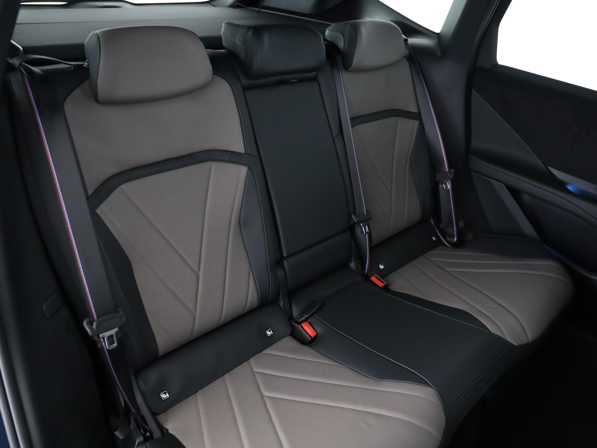 BMW iX3 50 xDrive-image-16