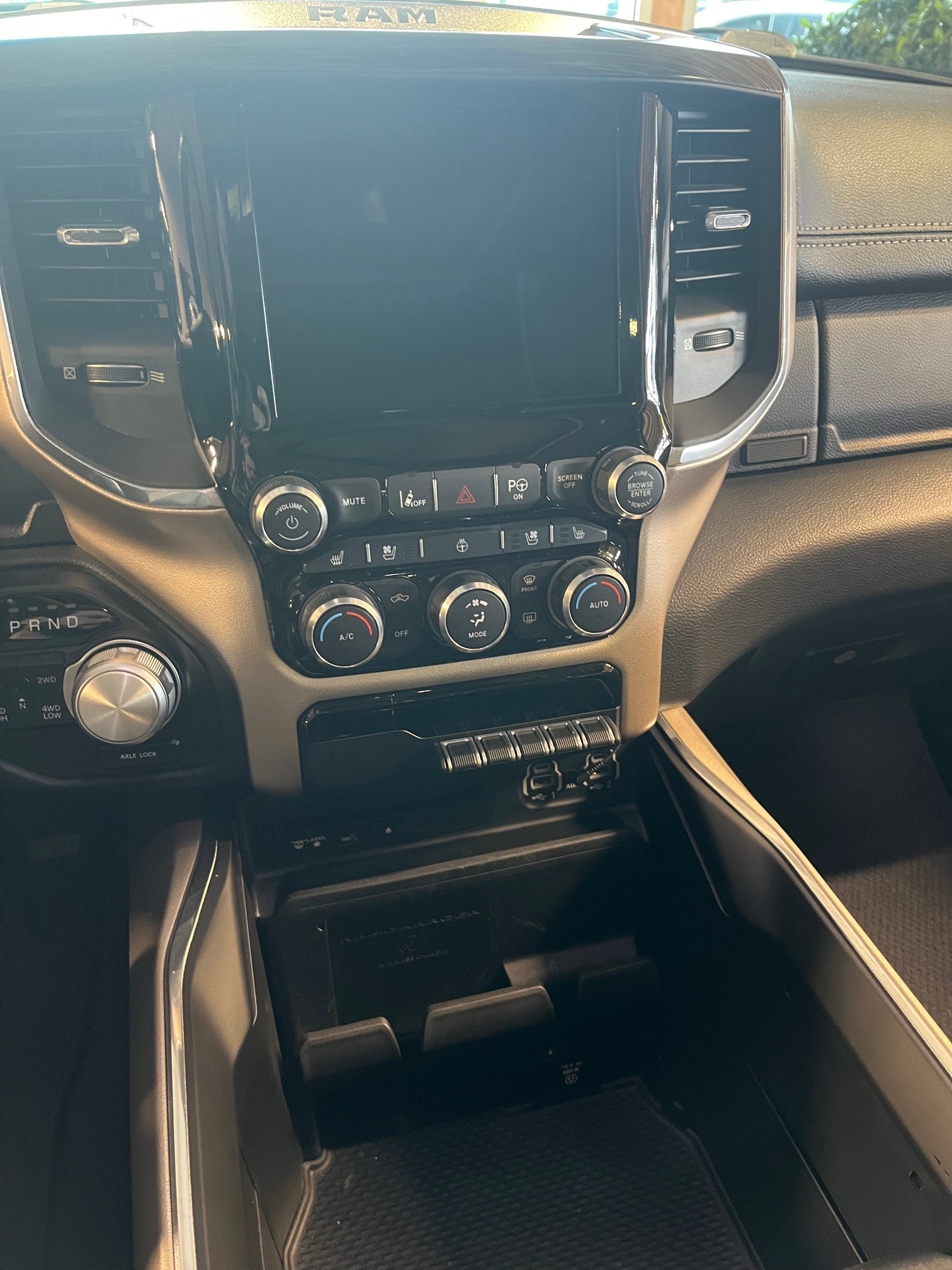 DODGE 1500 CrewCab Laramie-image-12