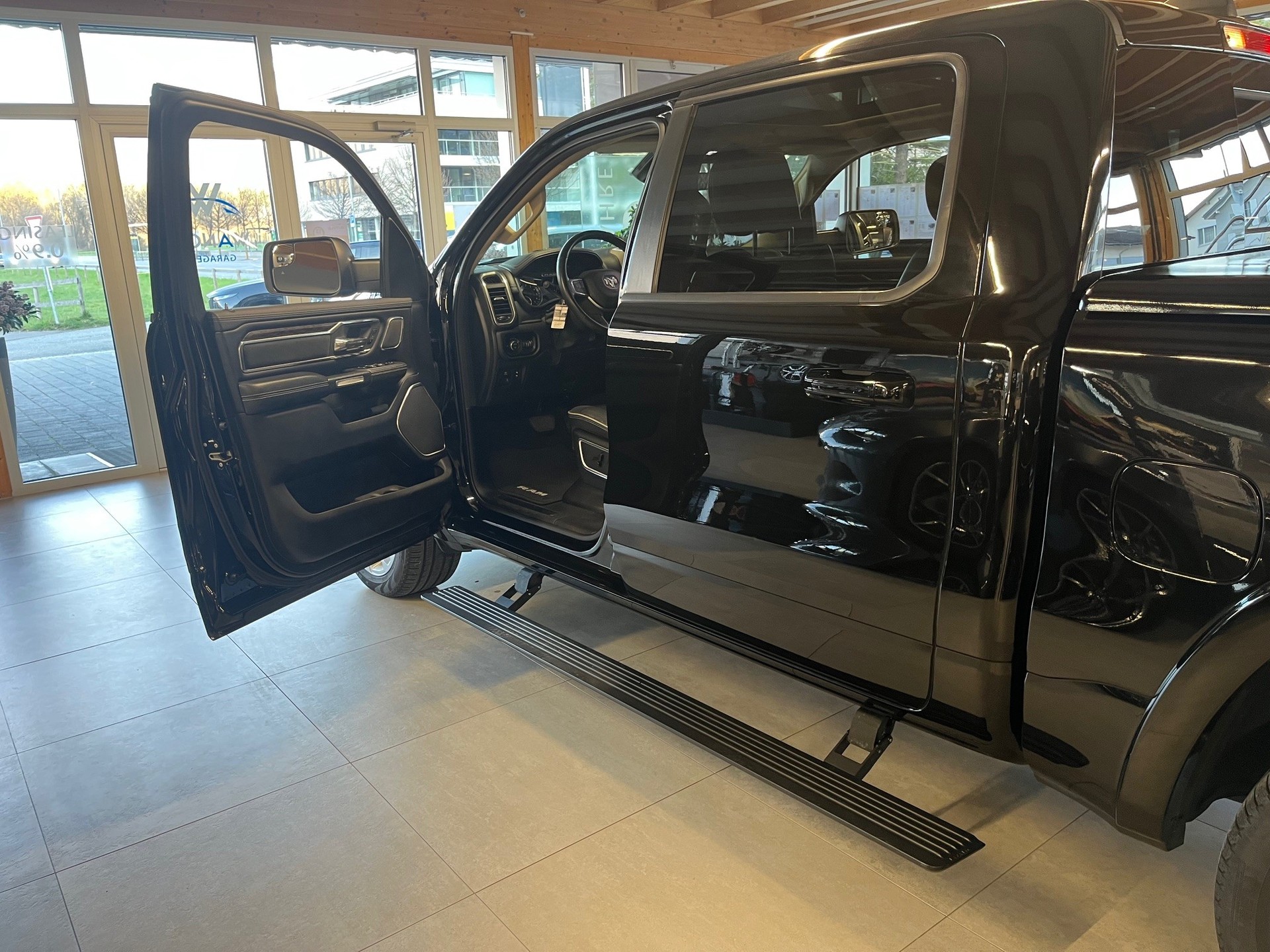 DODGE 1500 CrewCab Laramie-image-8
