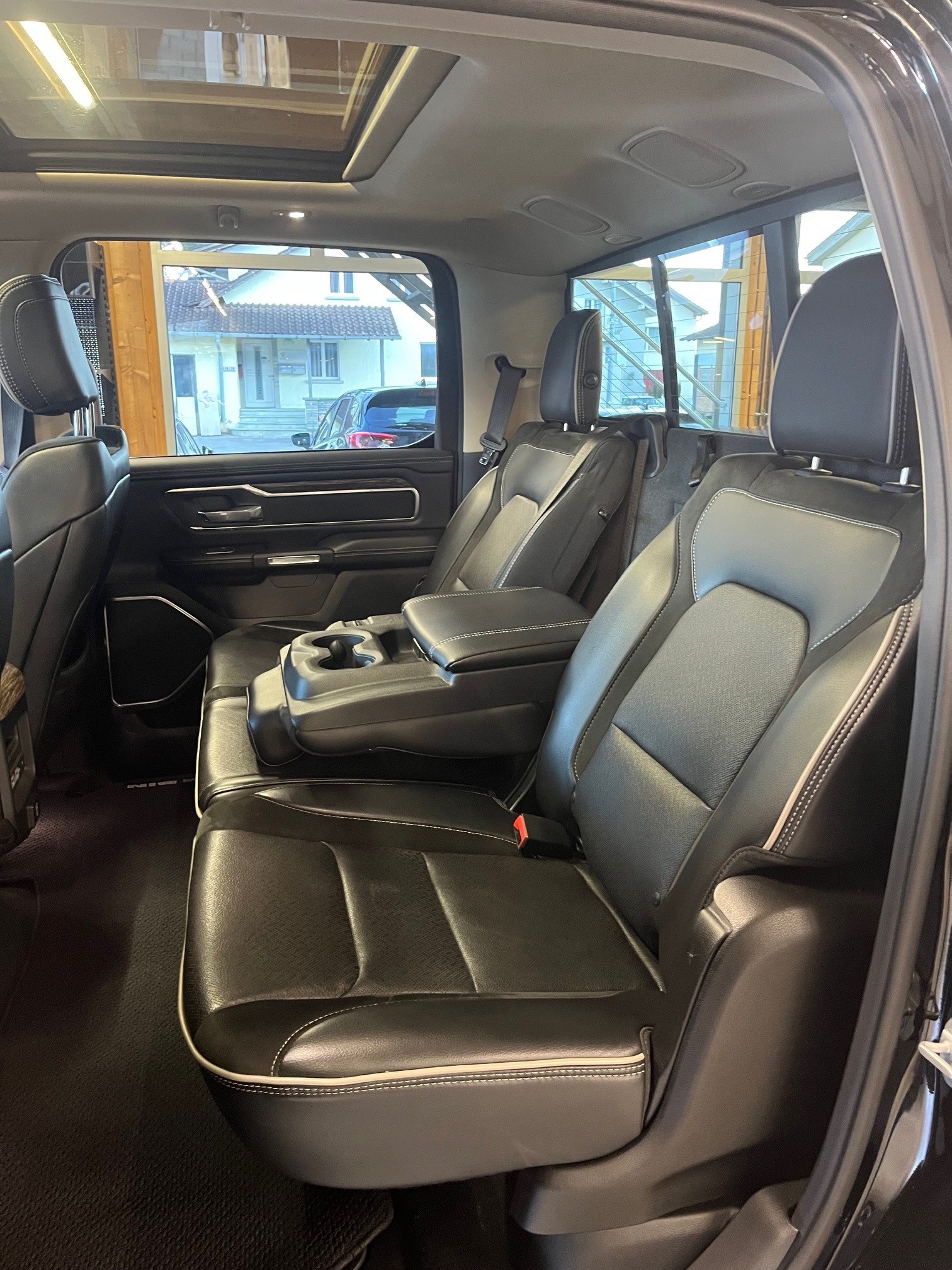 DODGE 1500 CrewCab Laramie-image-7
