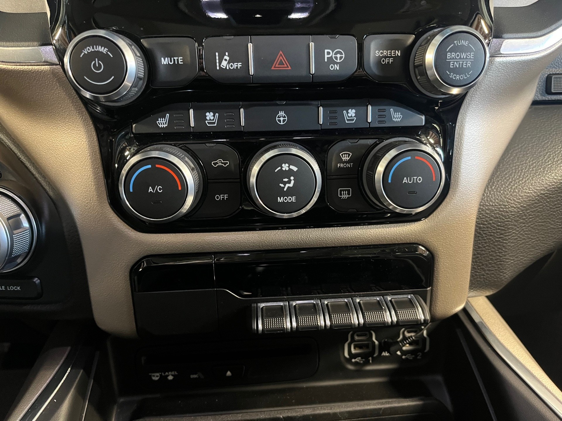 DODGE 1500 CrewCab Laramie-image-13