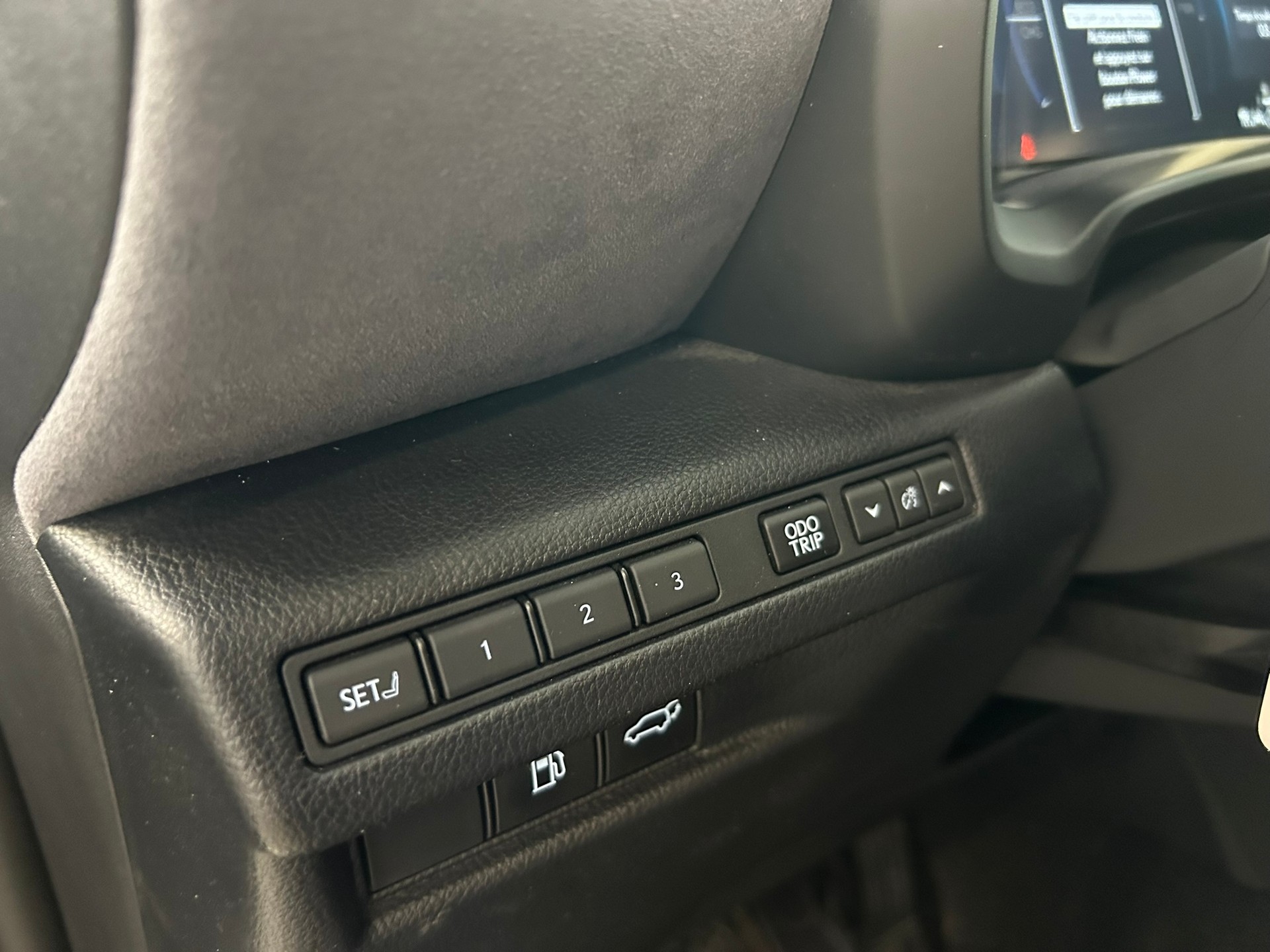 LEXUS LBX AWD Cool CVT-image-13