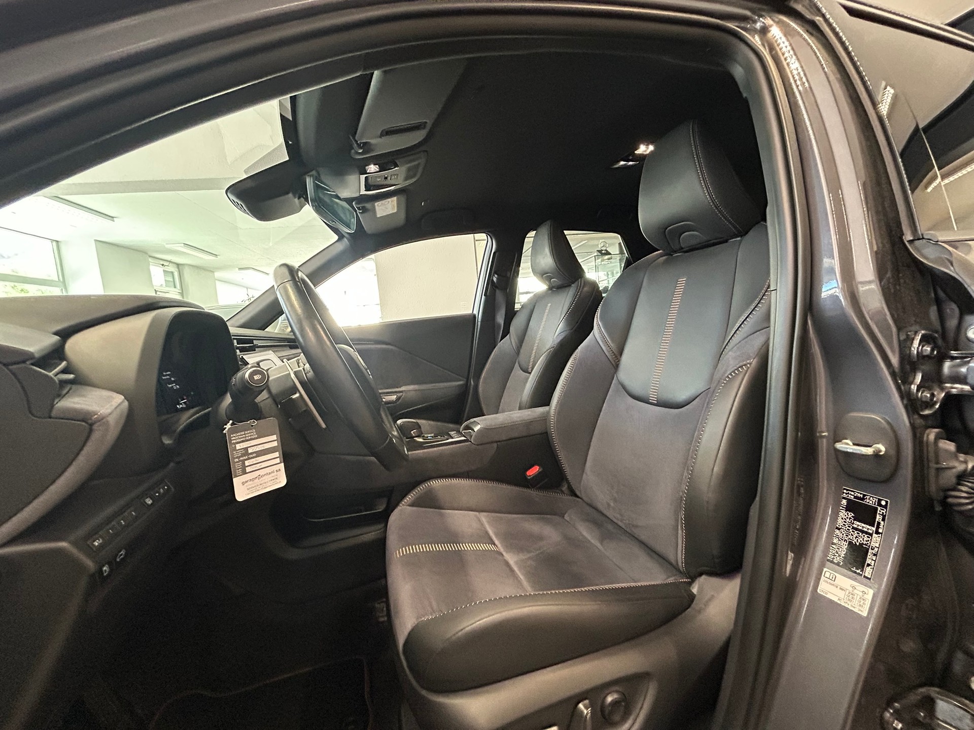 LEXUS LBX AWD Cool CVT-image-9