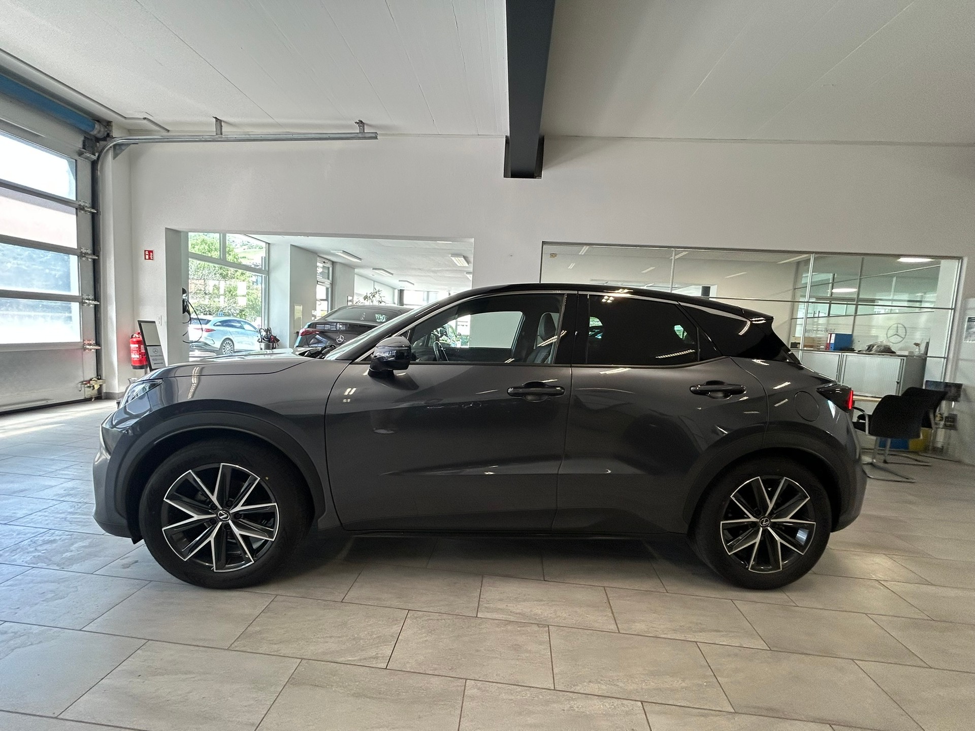 LEXUS LBX AWD Cool CVT-showroom-element-3