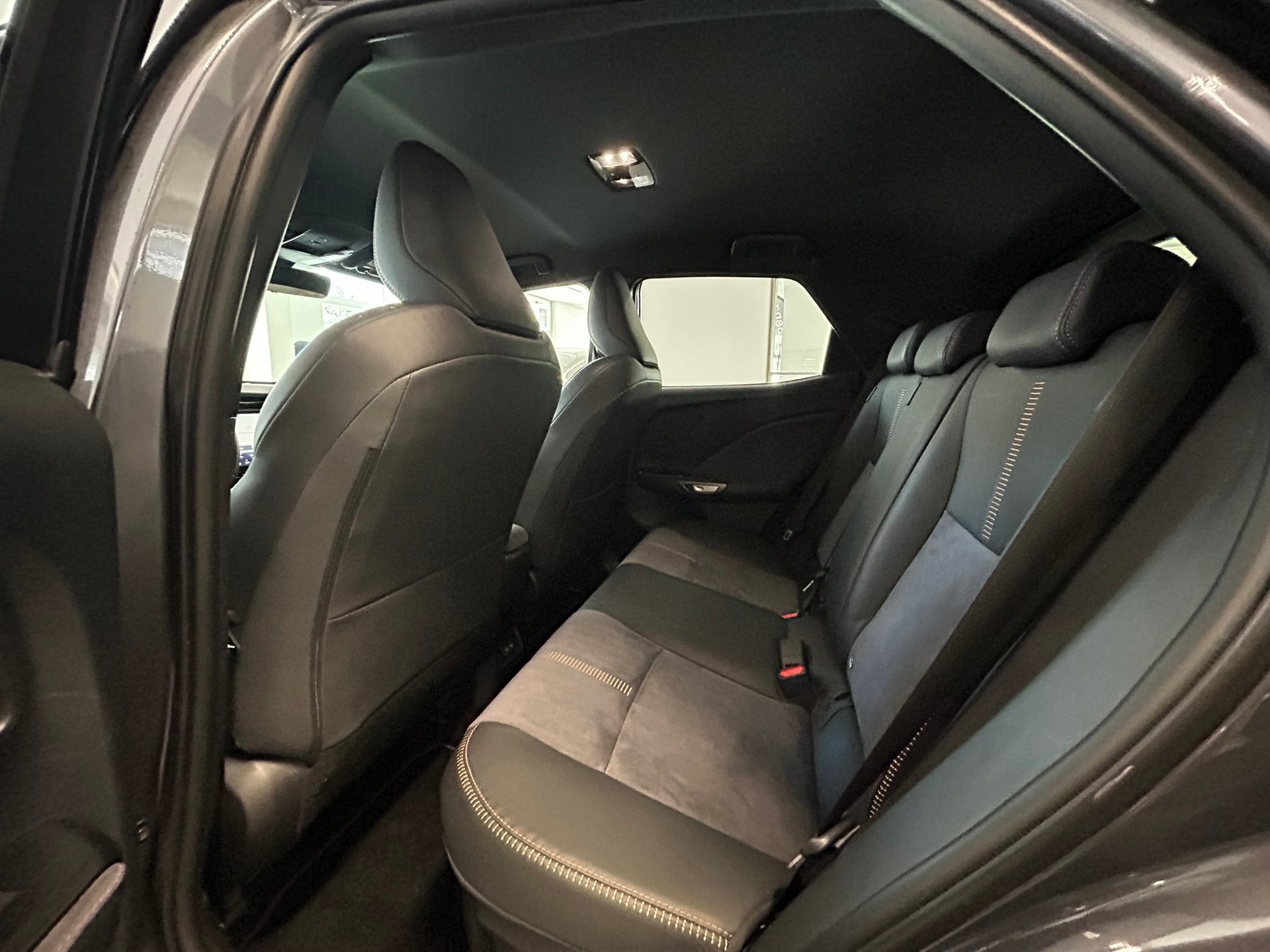 LEXUS LBX AWD Cool CVT-image-10
