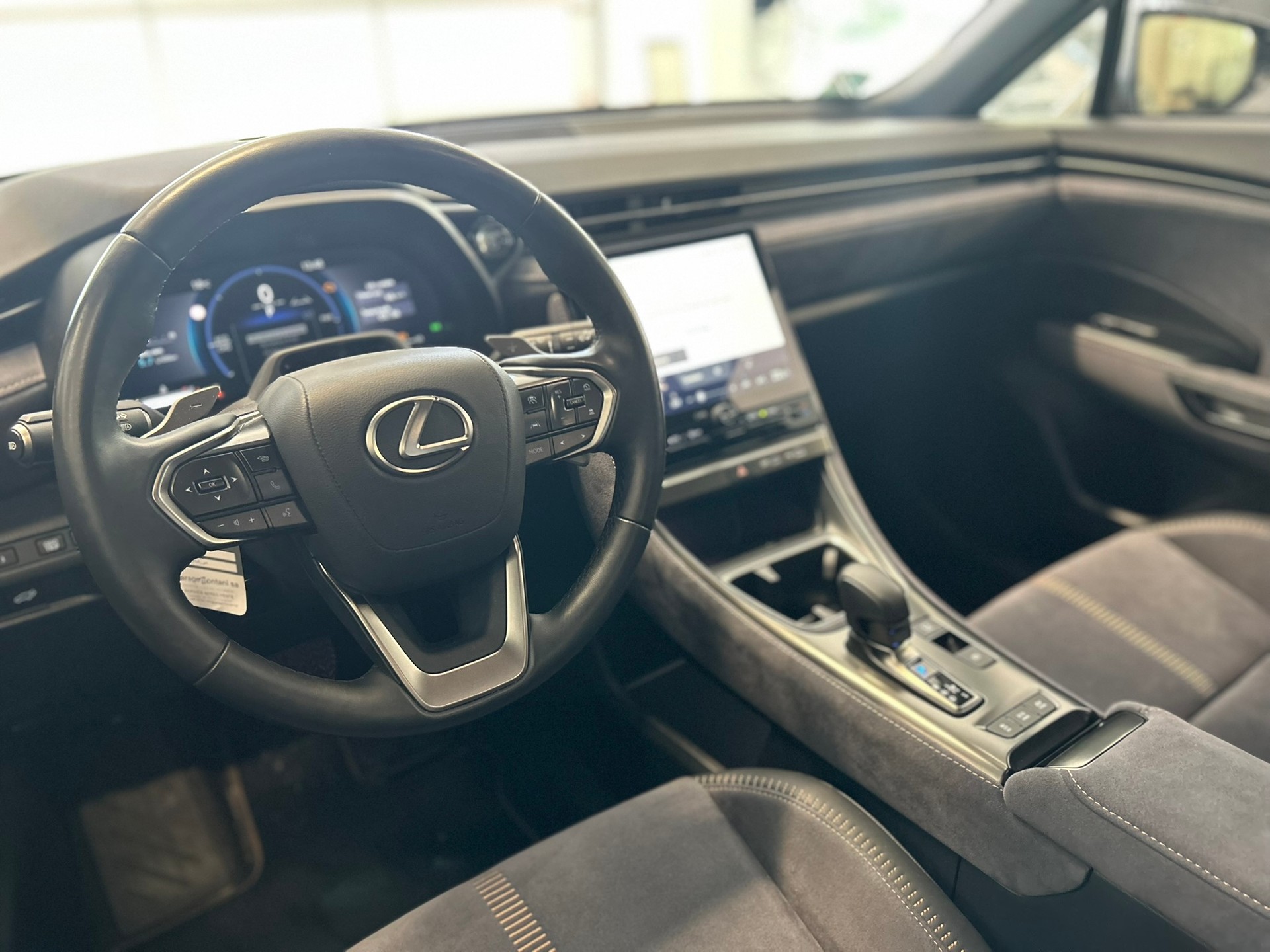 LEXUS LBX AWD Cool CVT-image-8