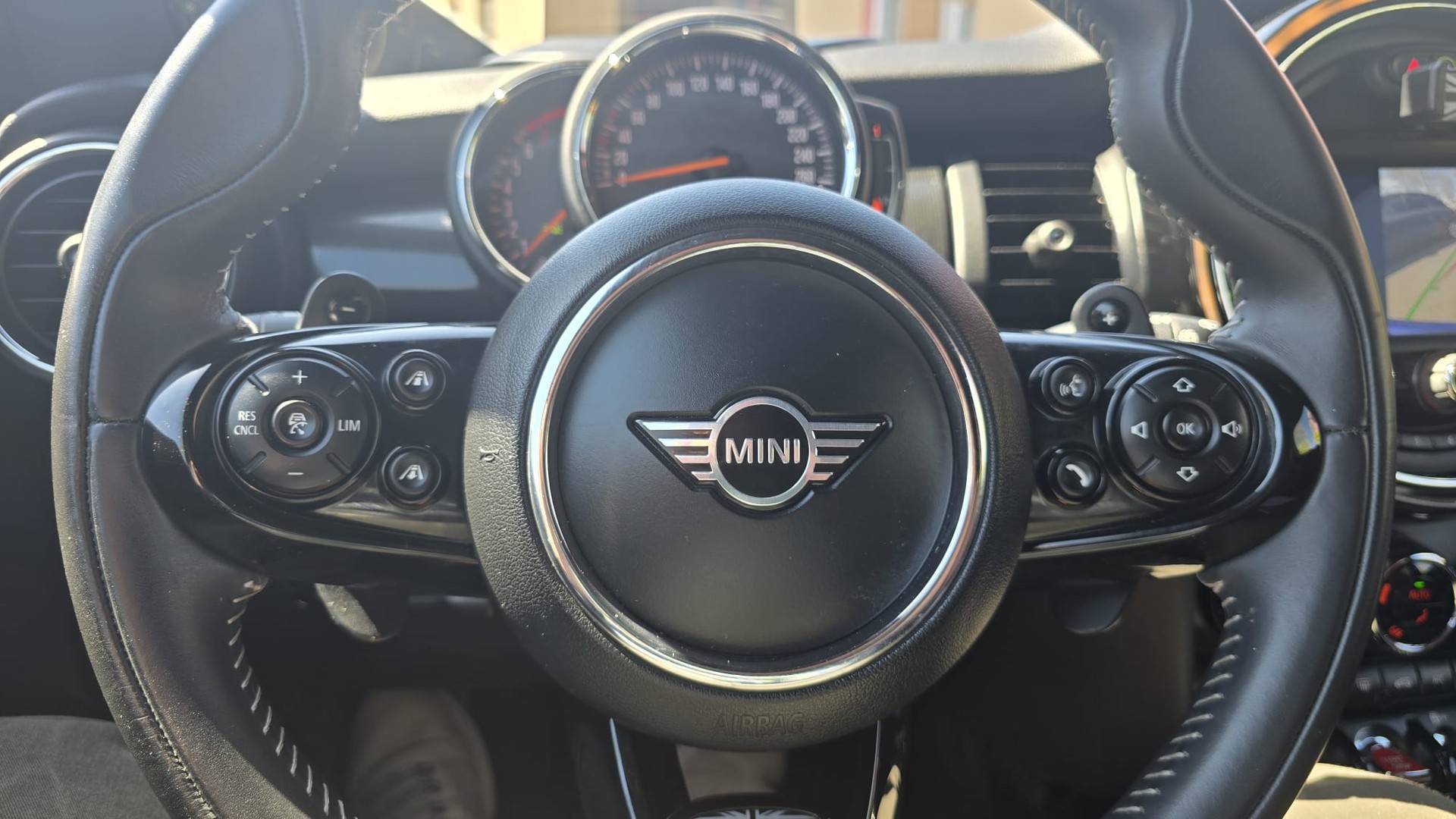 MINI Cooper King's Cross Steptronic DKG Navi / Leder ,/ 8 alu / CH AUTO-image-11