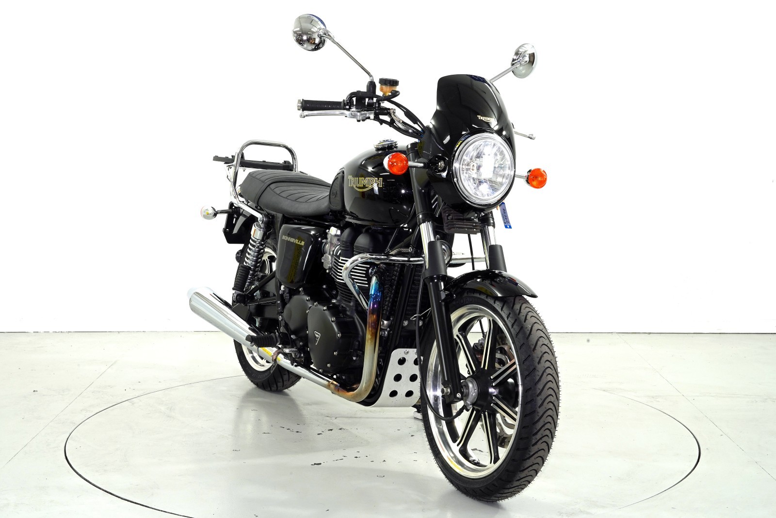 TRIUMPH Bonneville-showroom-element-1