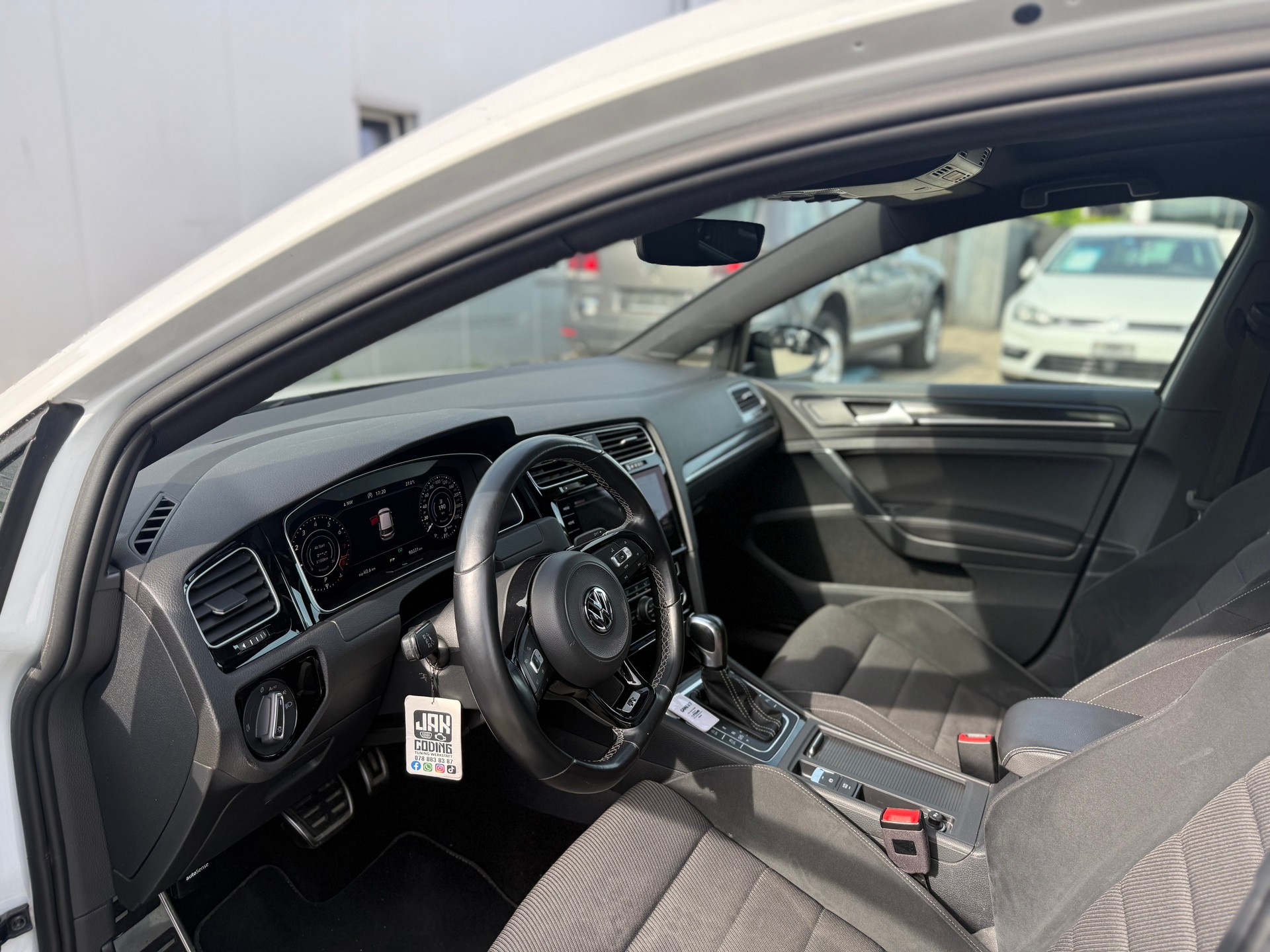 VW Golf 2.0 TSI R 4Motion DSG-image-8