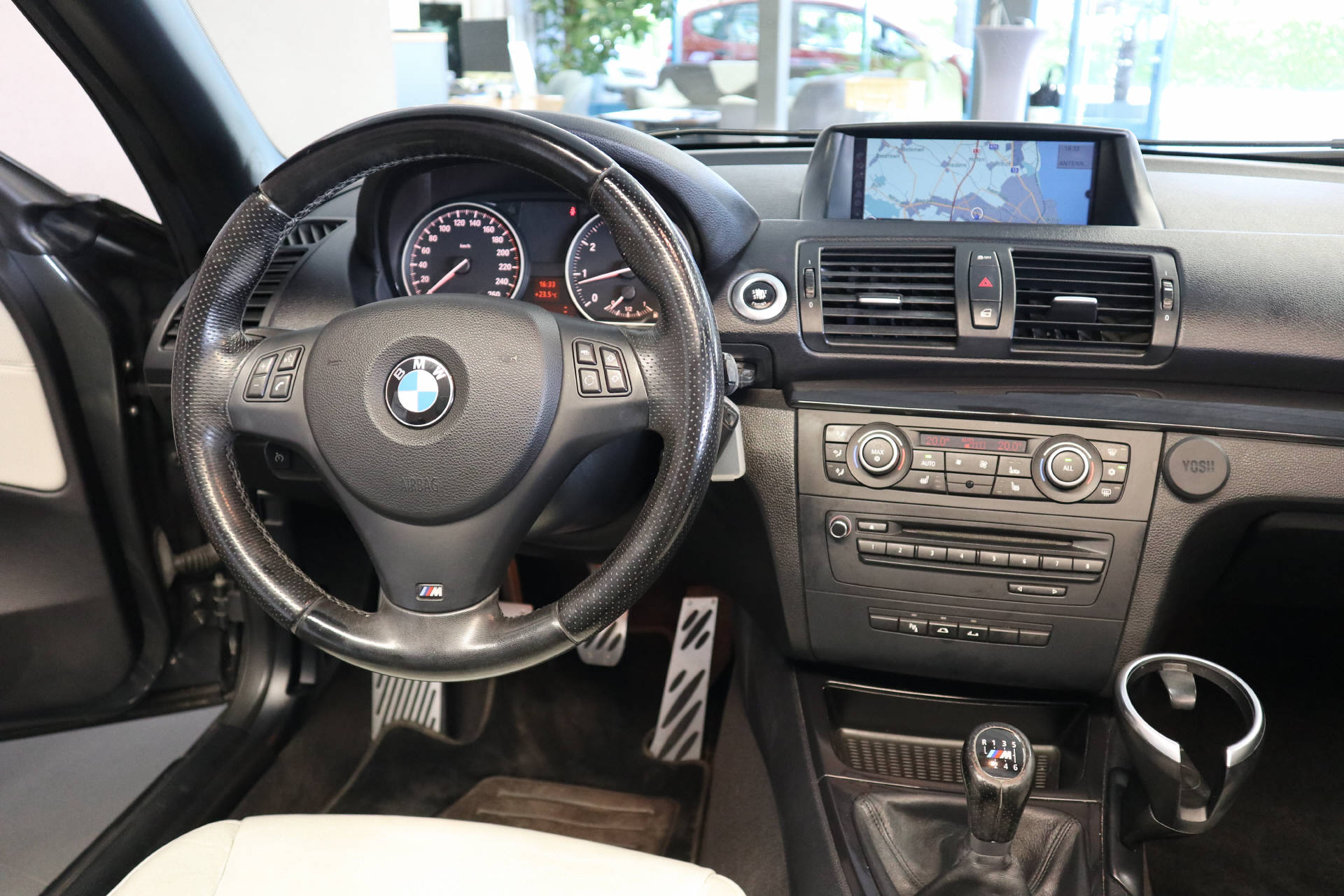 BMW 125i Cabrio-image-12