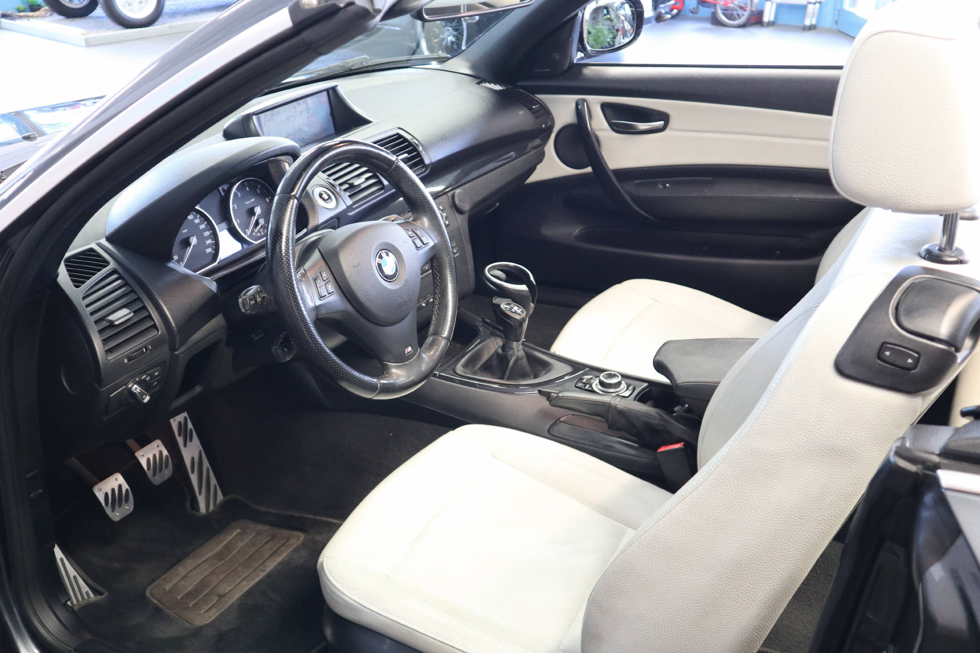 BMW 125i Cabrio-image-11