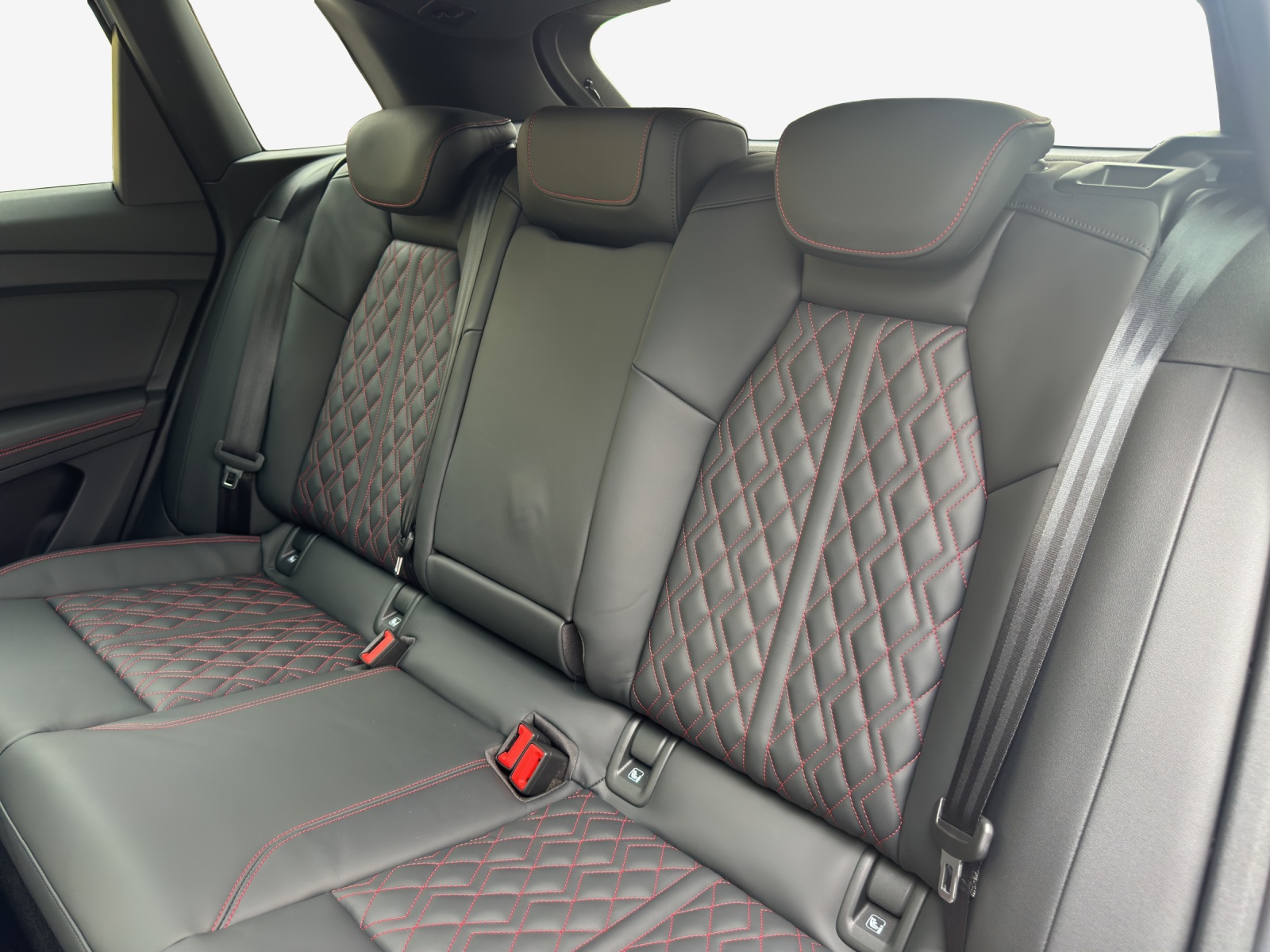 AUDI Q4 e-tron 45 Edition Swiss Ski quattro-image-11