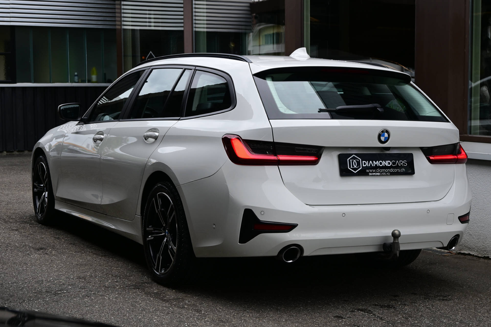 BMW 320d xDrive Touring *HUD*AHK*Laser-Light*-image-3