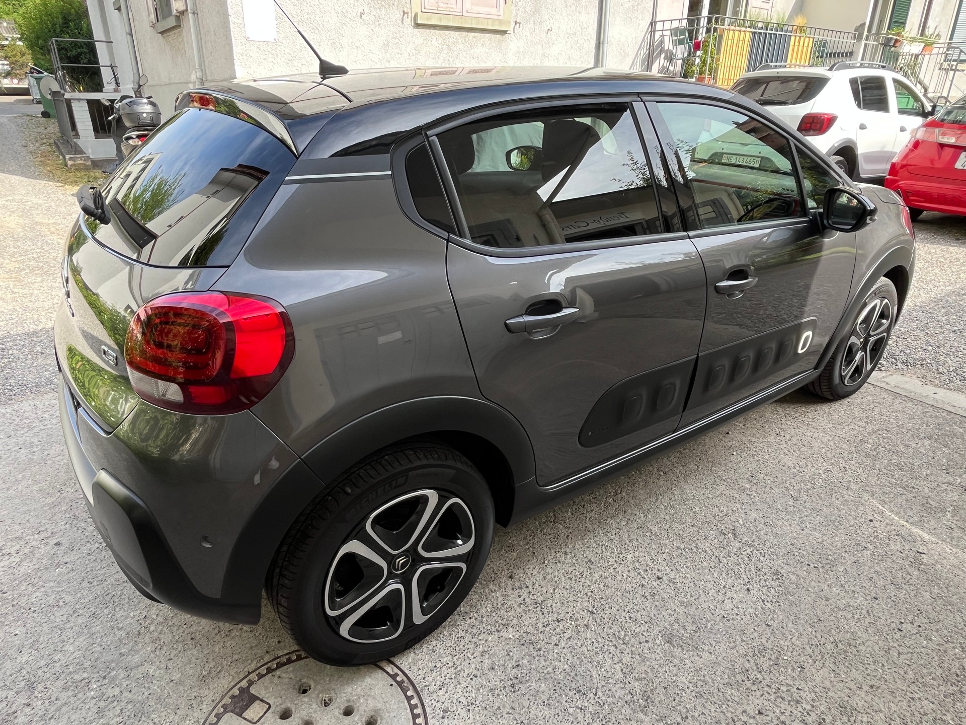CITROEN C3 1.2i PureTech Shine-image-2
